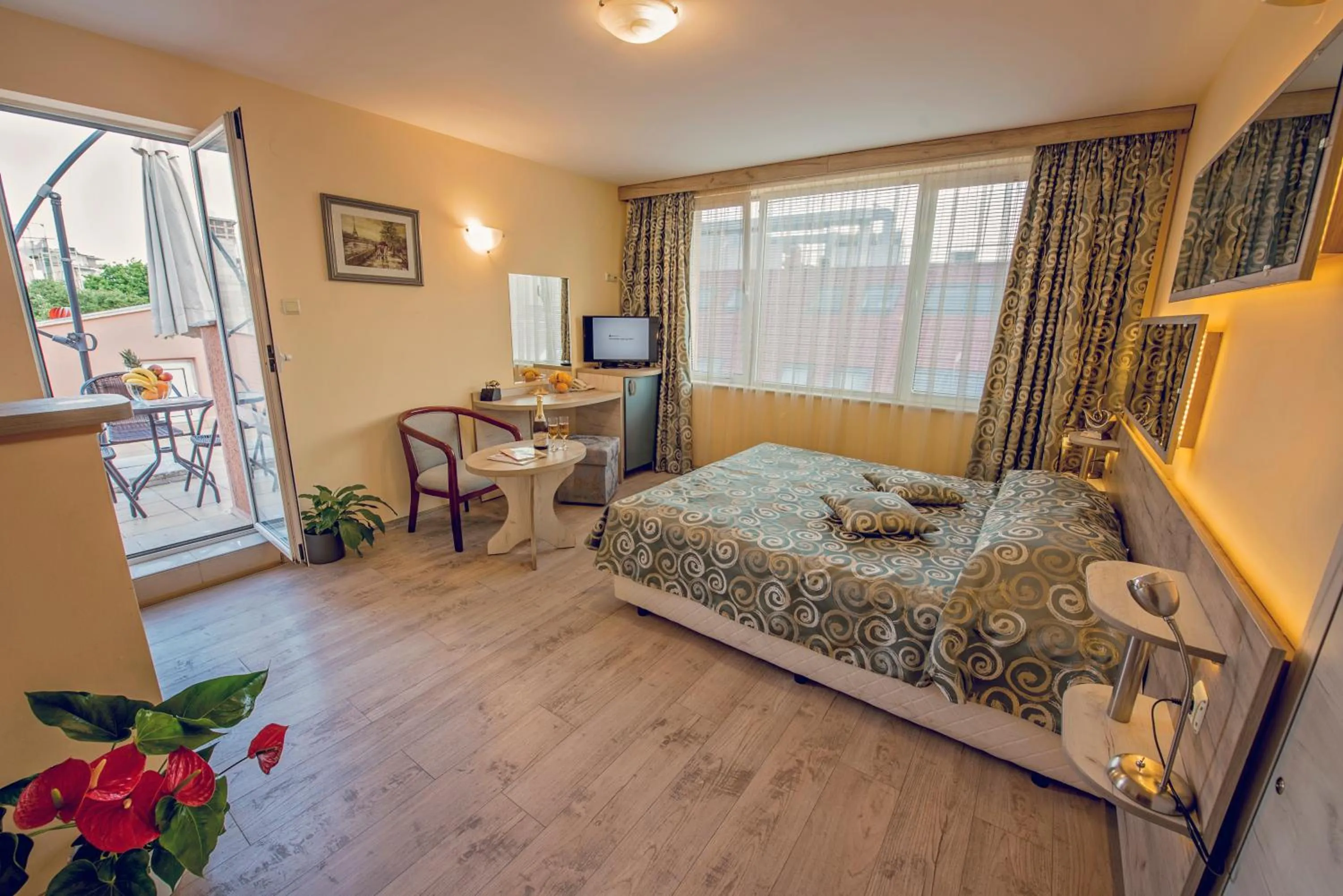 Photo of the whole room, Bed in Victoria Hotel