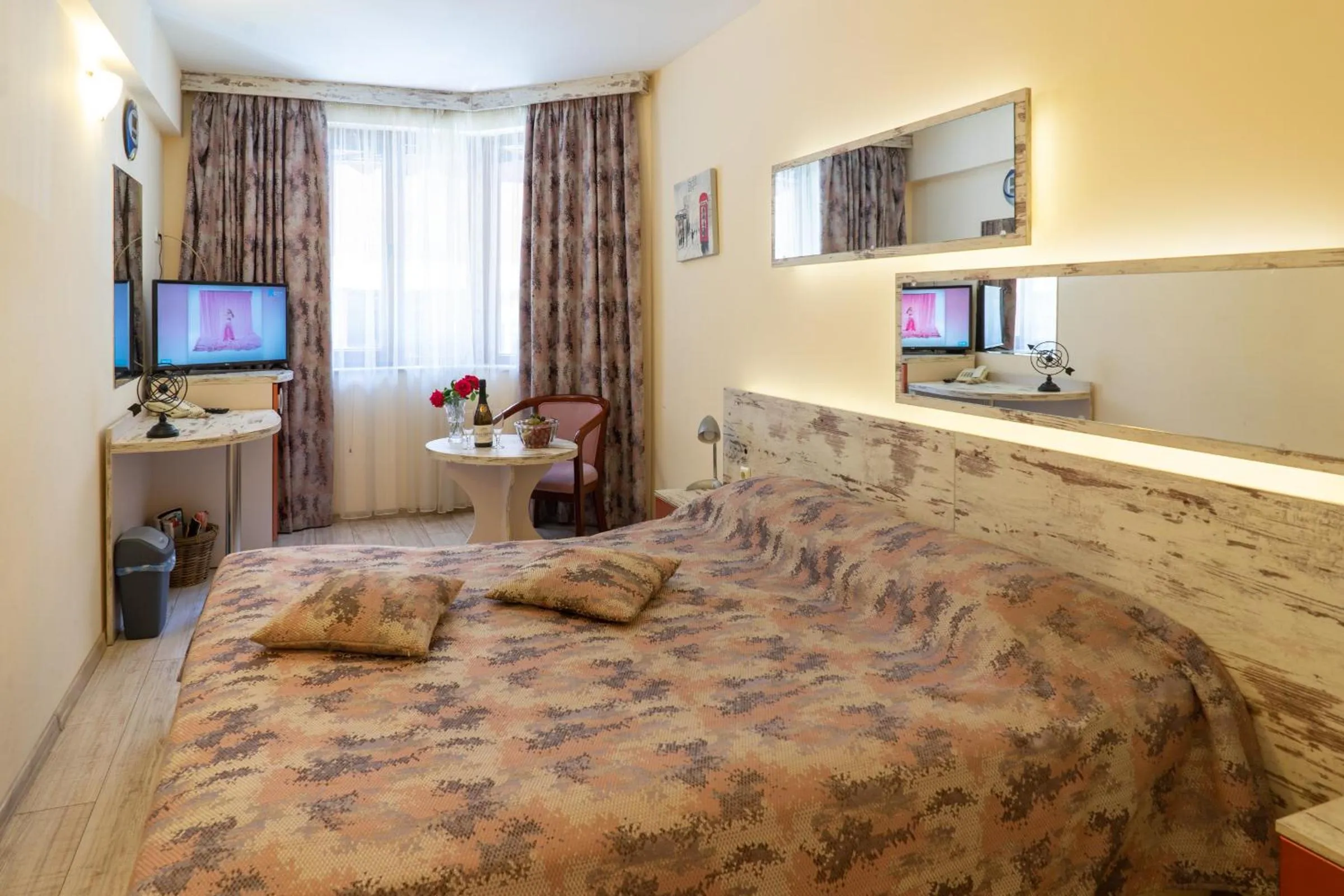 Photo of the whole room, Bed in Victoria Hotel