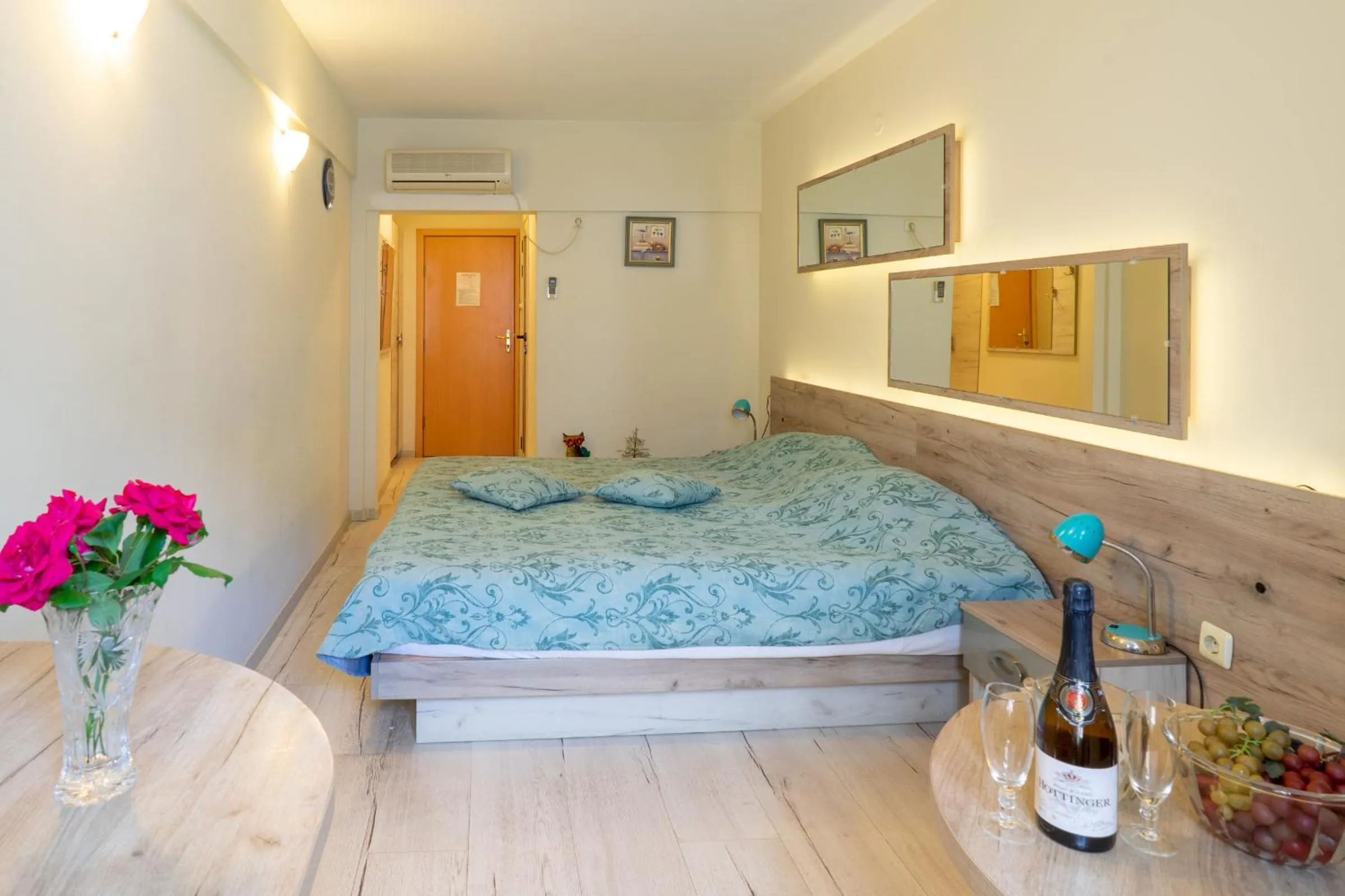 Photo of the whole room, Bed in Victoria Hotel