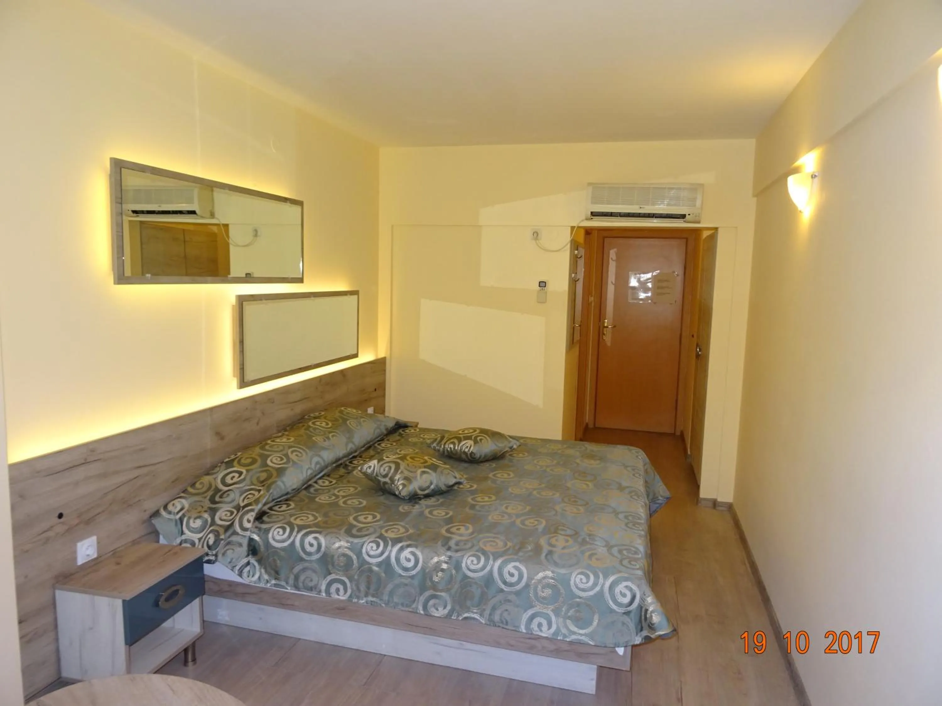 Photo of the whole room, Bed in Victoria Hotel