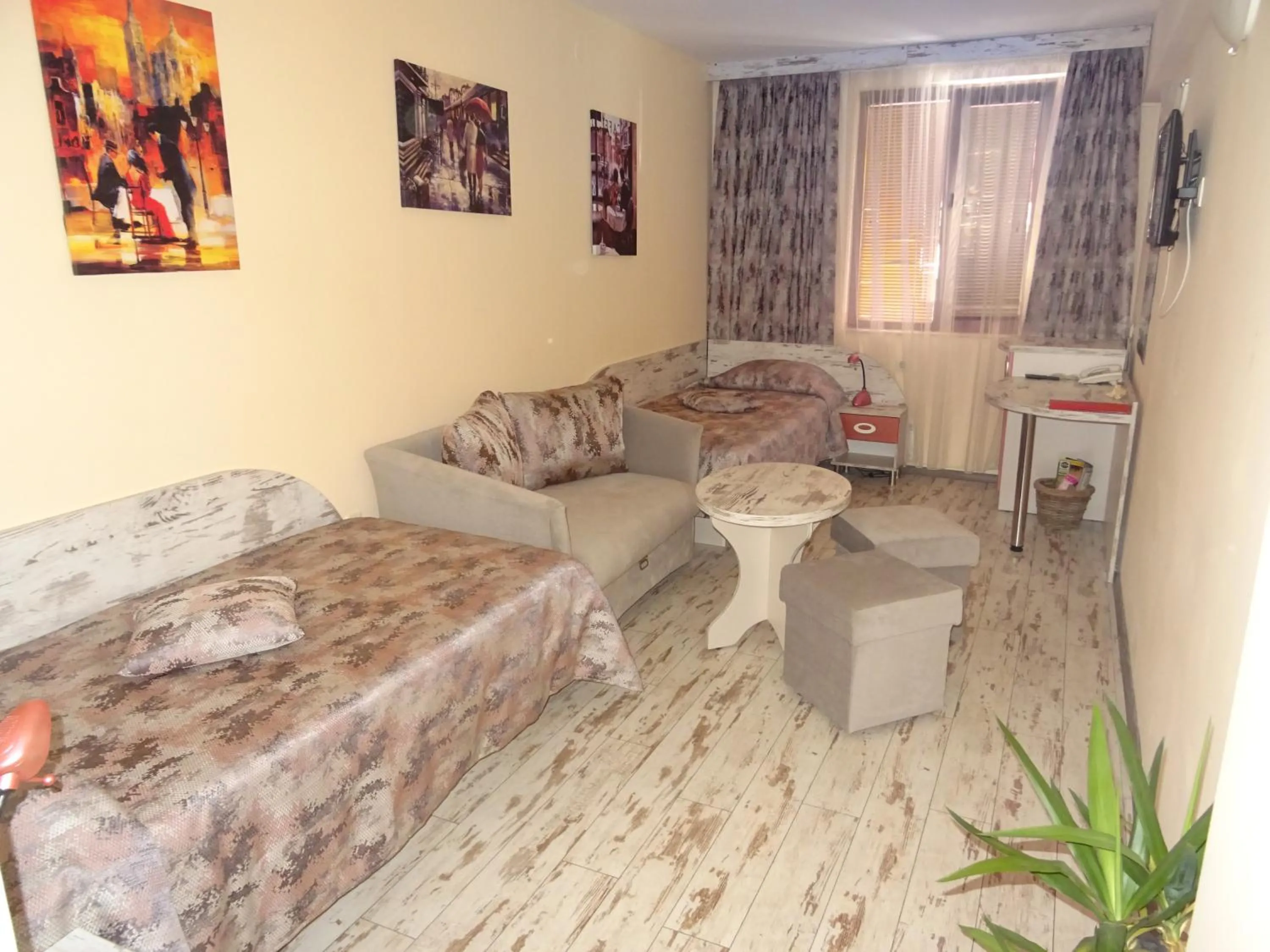 Photo of the whole room in Victoria Hotel