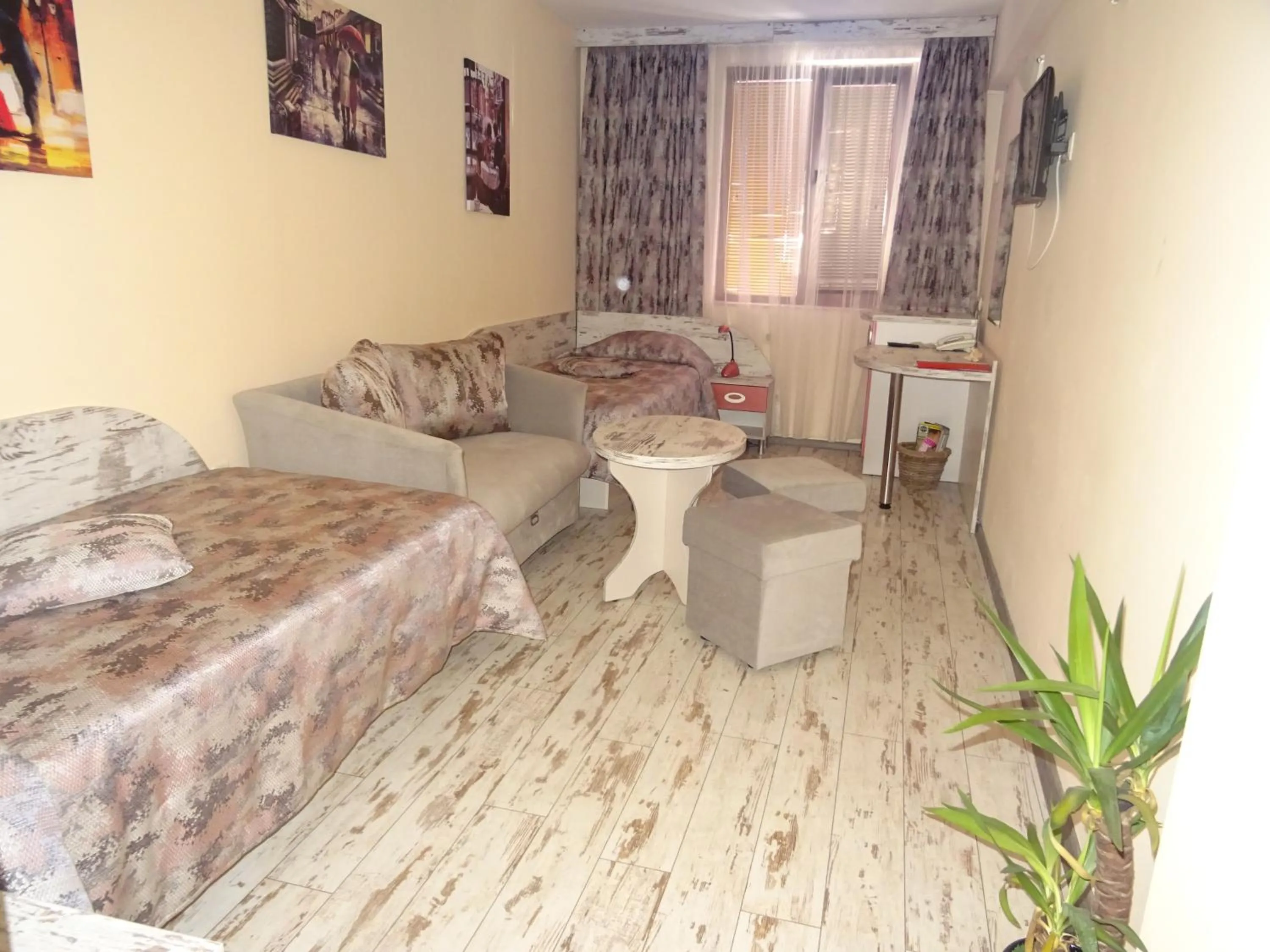 Photo of the whole room, Bed in Victoria Hotel