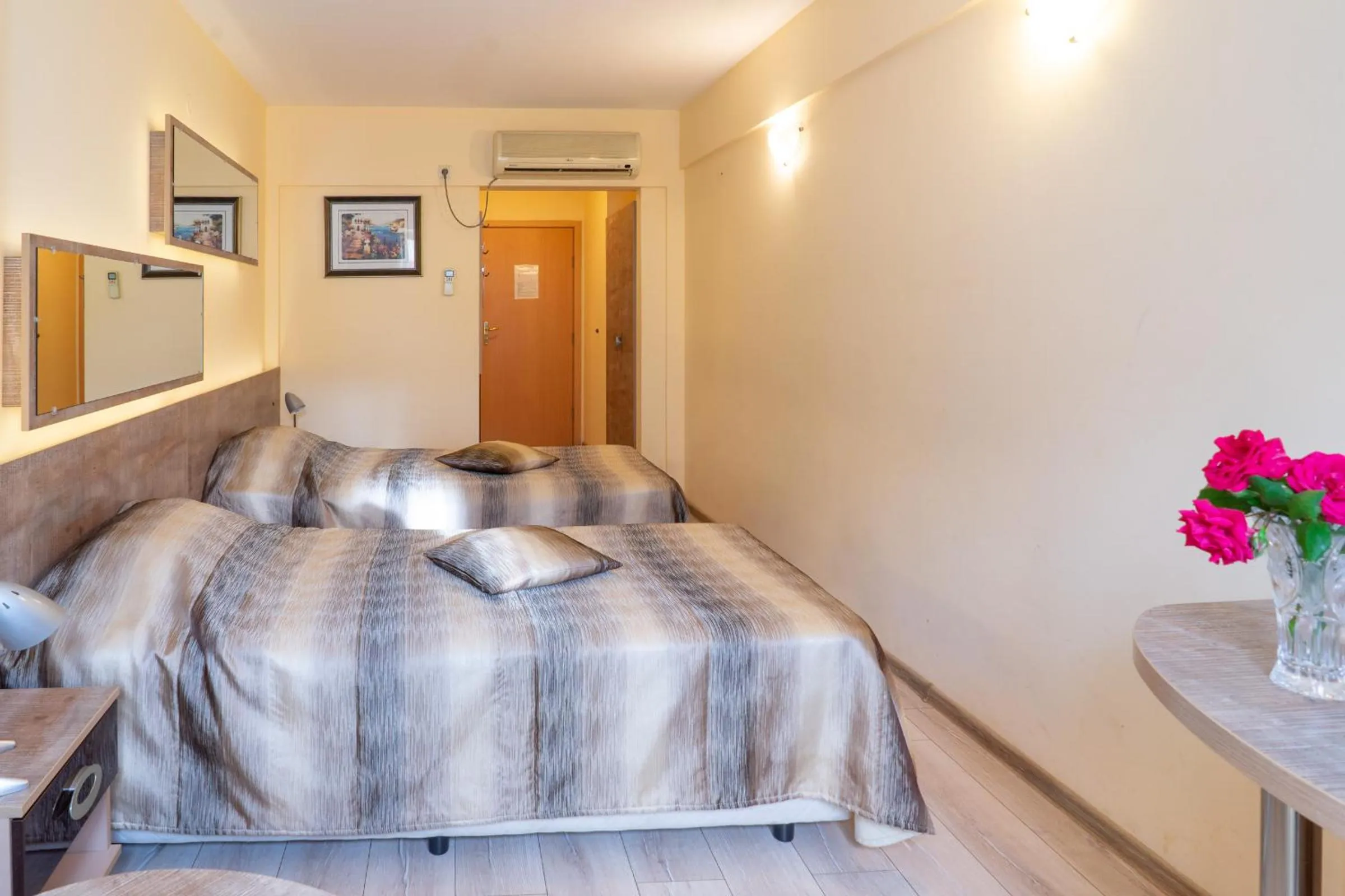 Photo of the whole room, Bed in Victoria Hotel