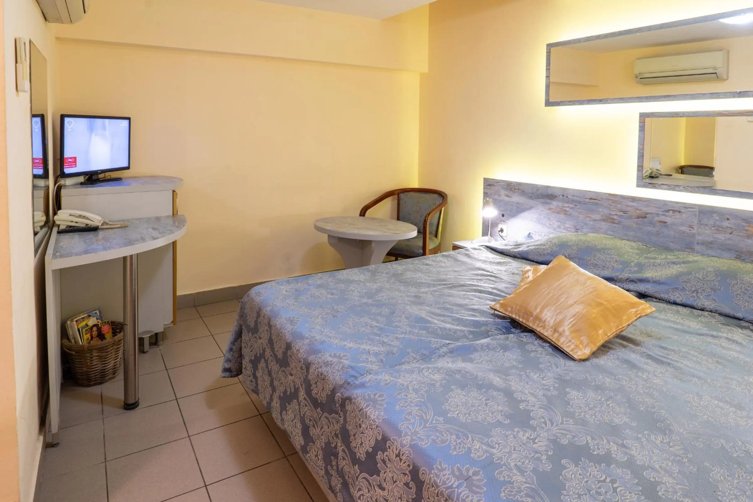 TV and multimedia, Bed in Victoria Hotel