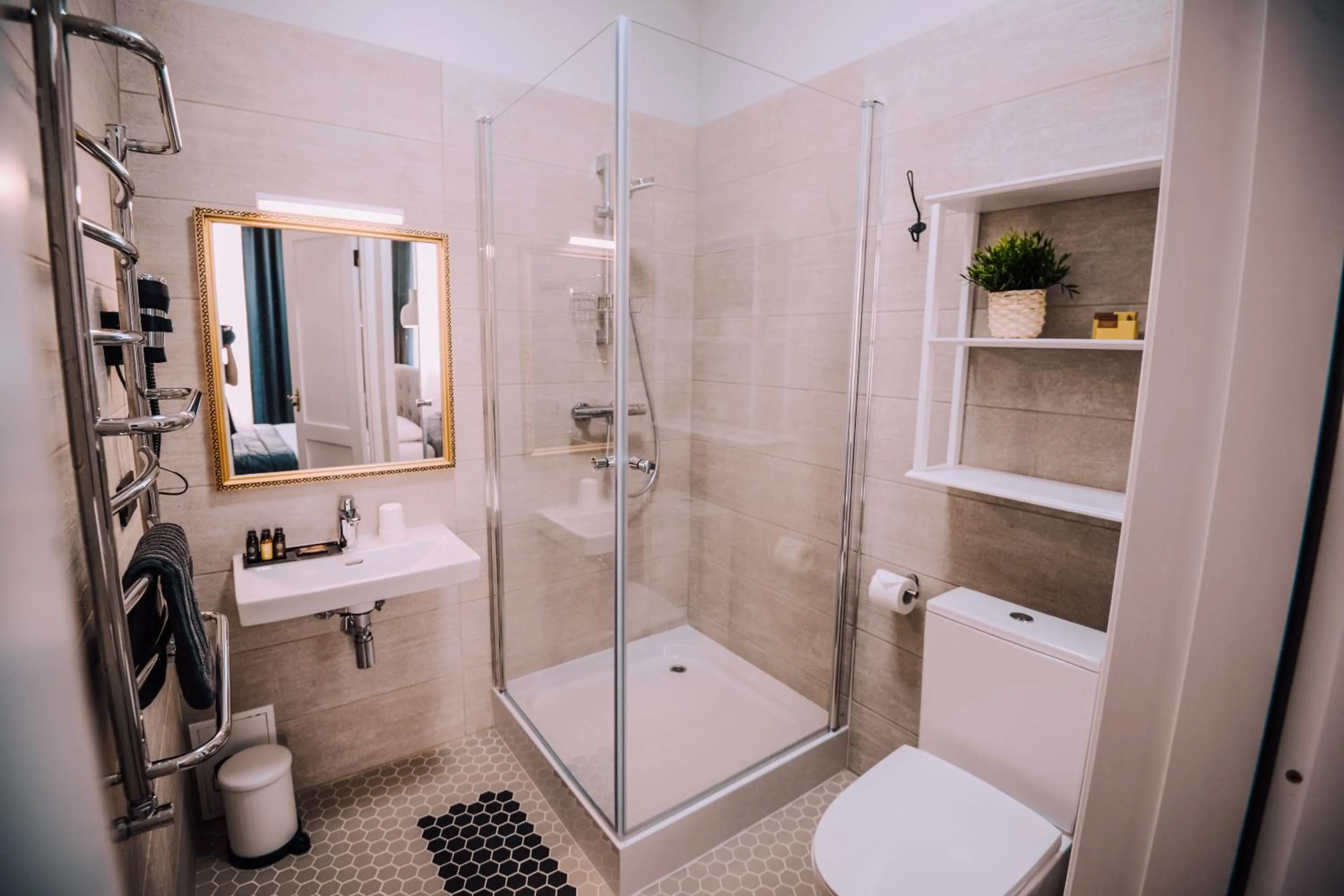 Bathroom in Bahnhofs hotel