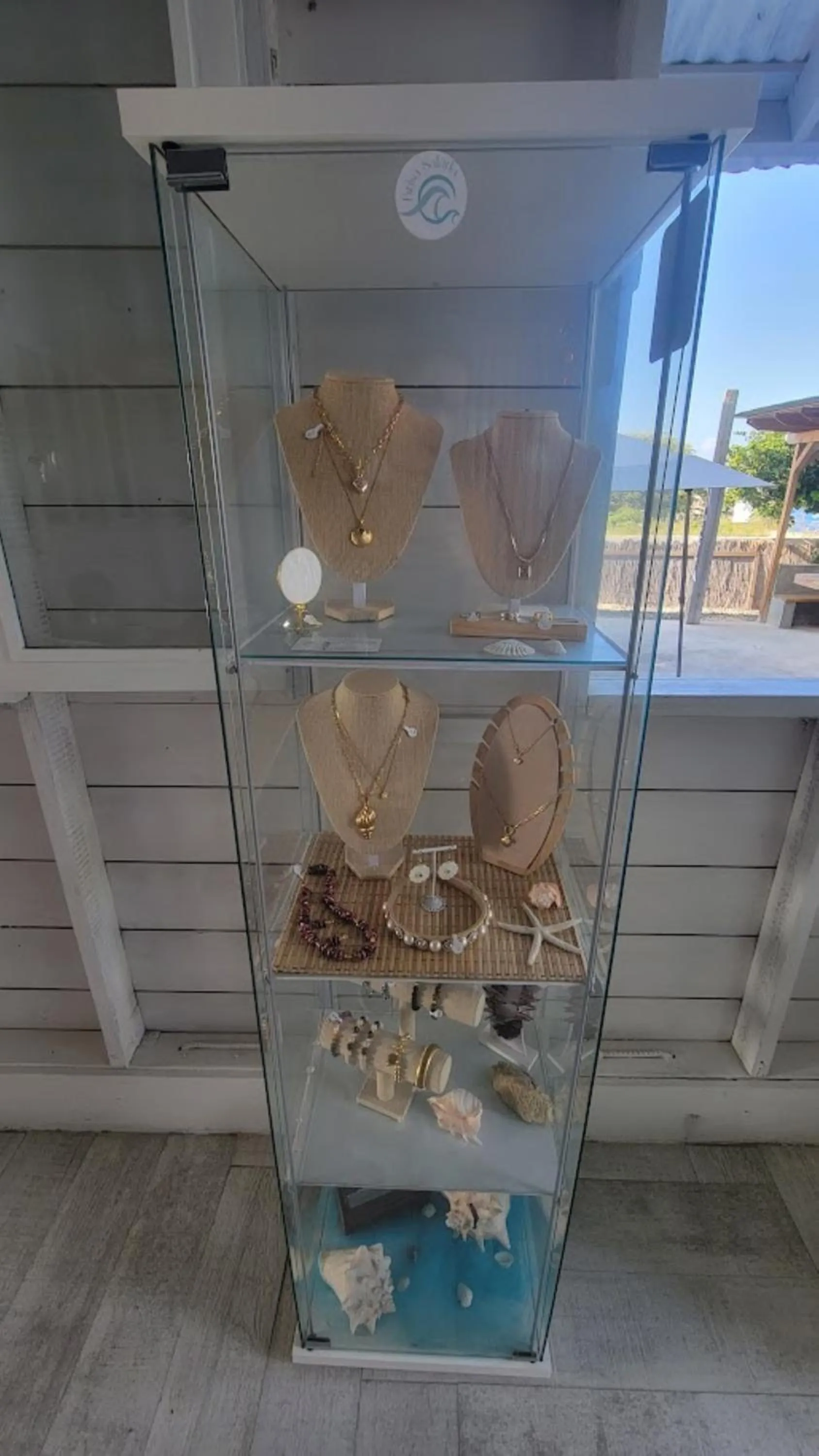 On-site shops in La Jamaca - An Island Vibe Hotel