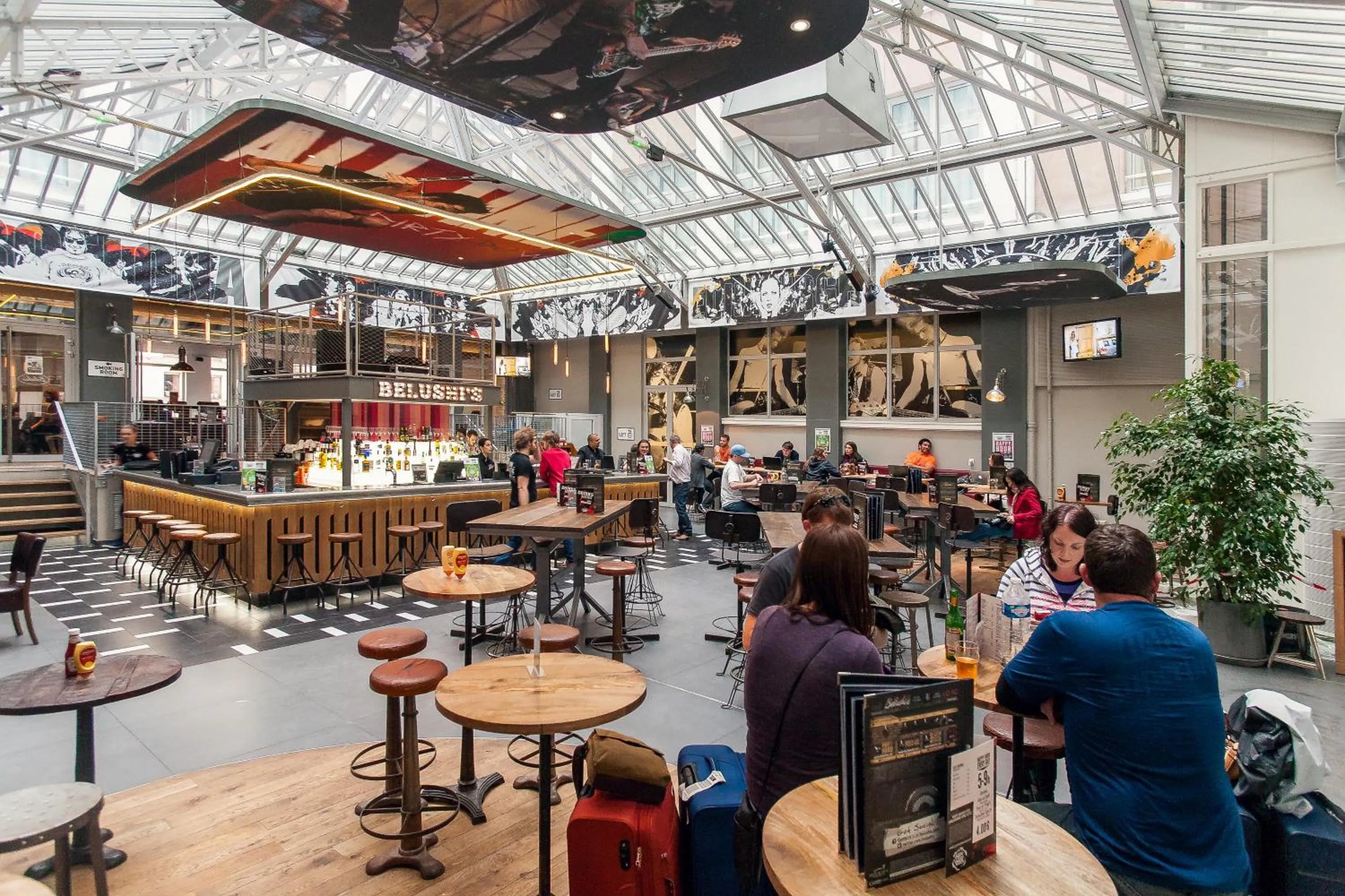 Lounge or bar in St Christopher's Inn Paris - Gare du Nord