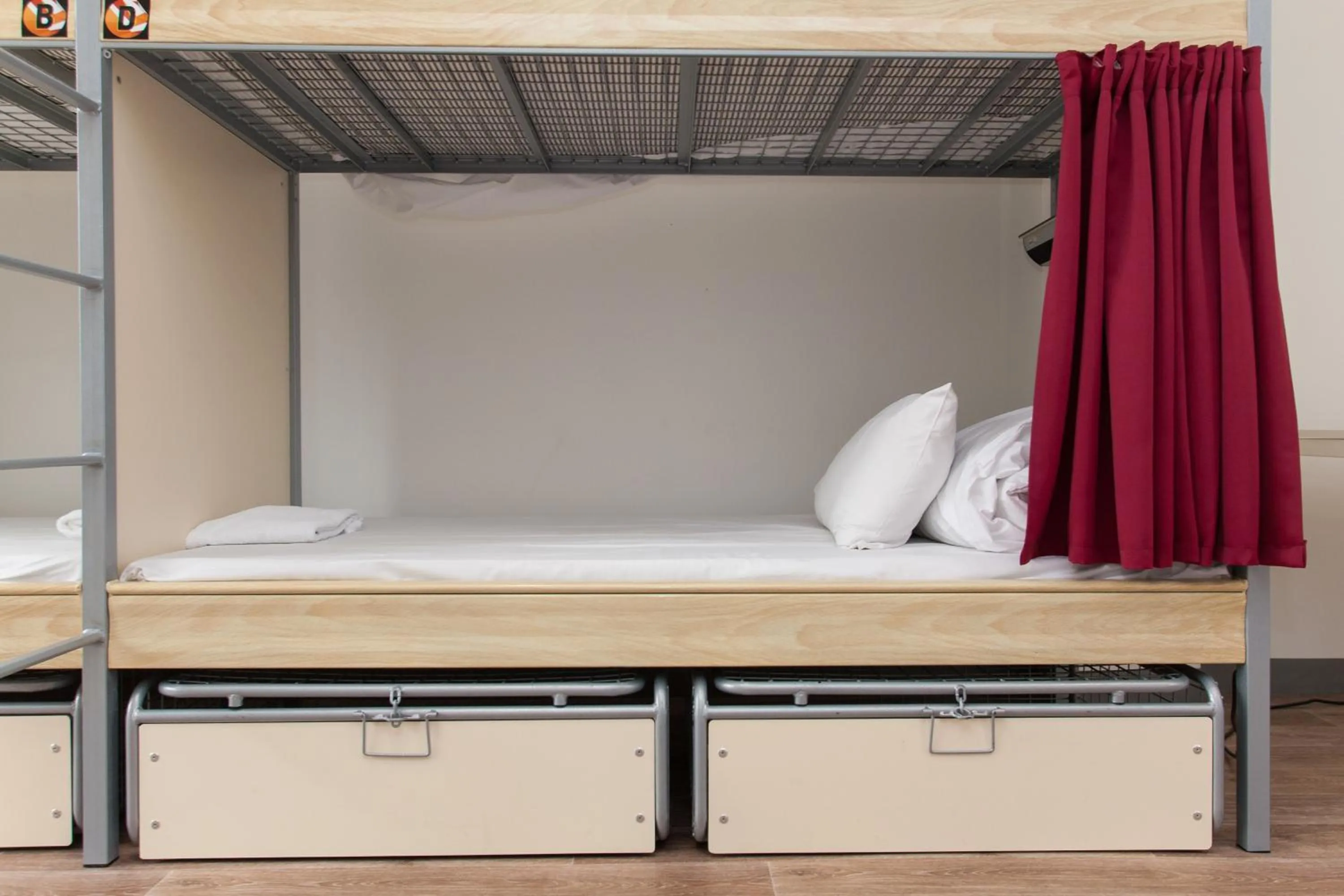 Bedroom, Bed in St Christopher's Inn Paris - Gare du Nord