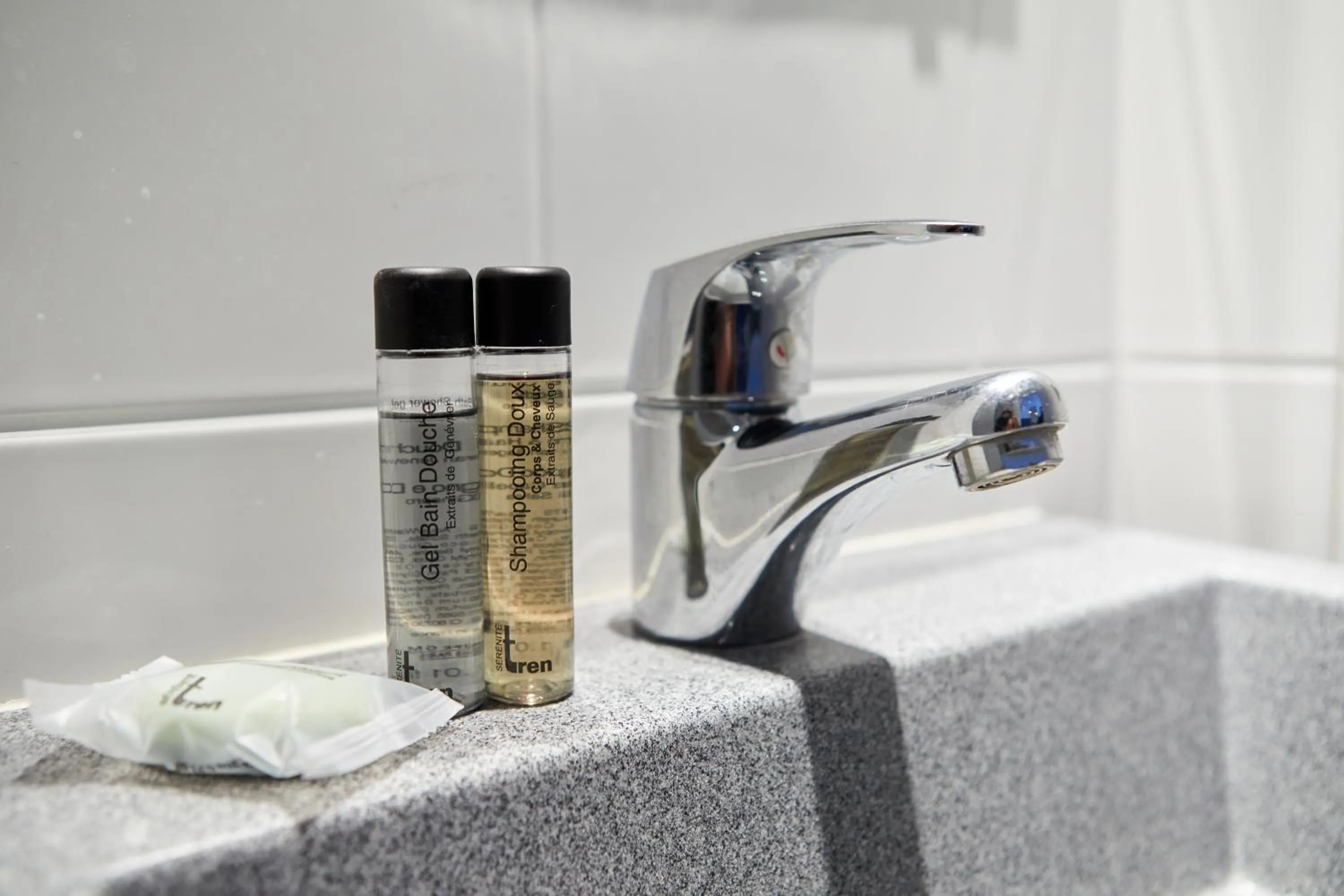 Shower in St Christopher's Inn Paris - Gare du Nord