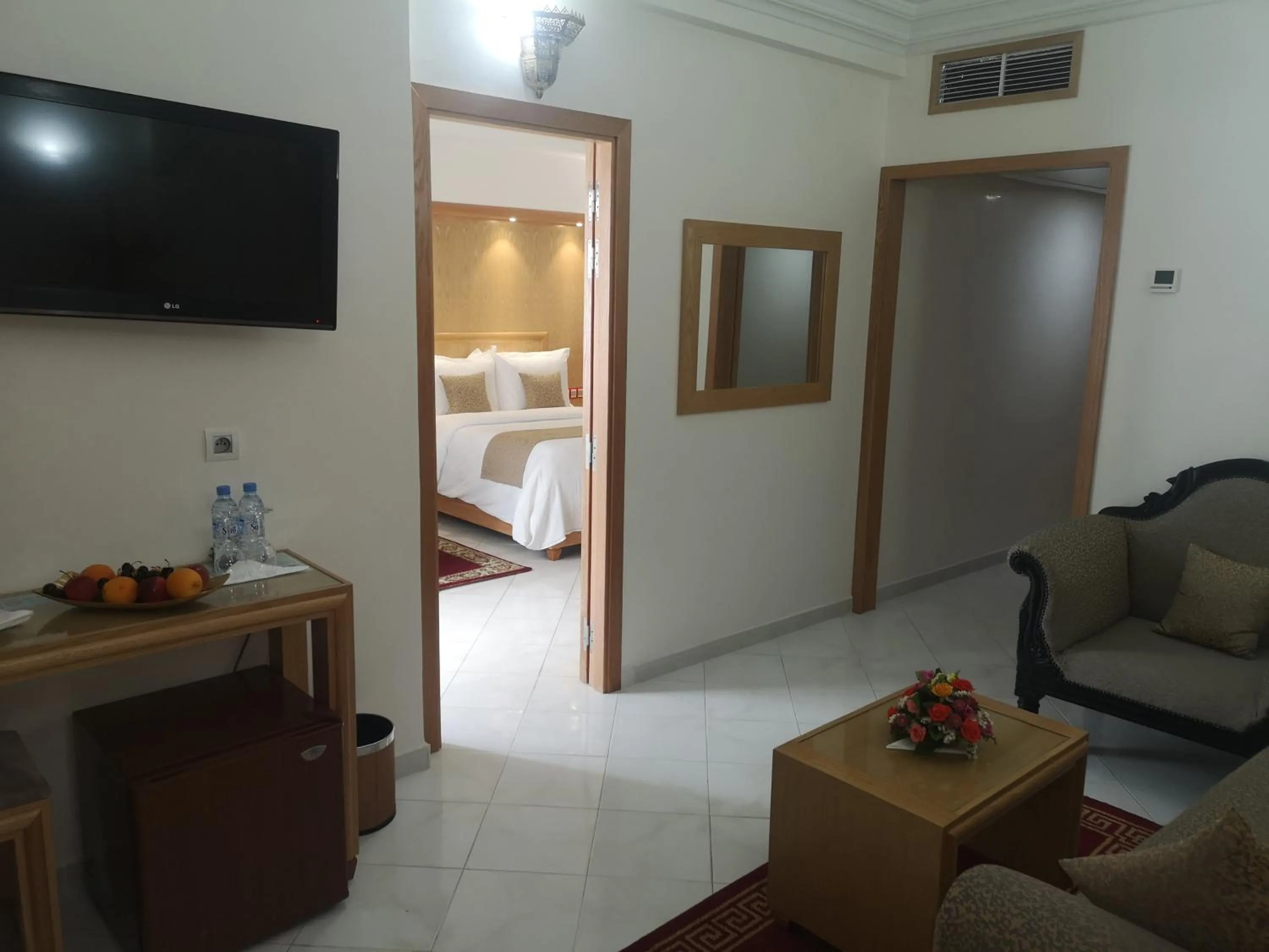 Communal lounge/ TV room, Bed in Majliss Hotel Downtown