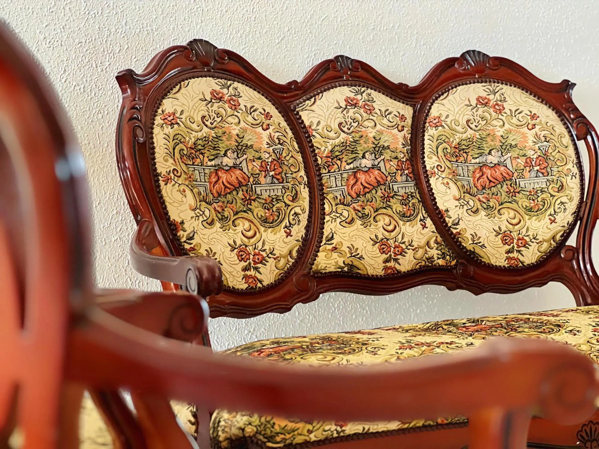 Seating area in Majliss Hotel Downtown