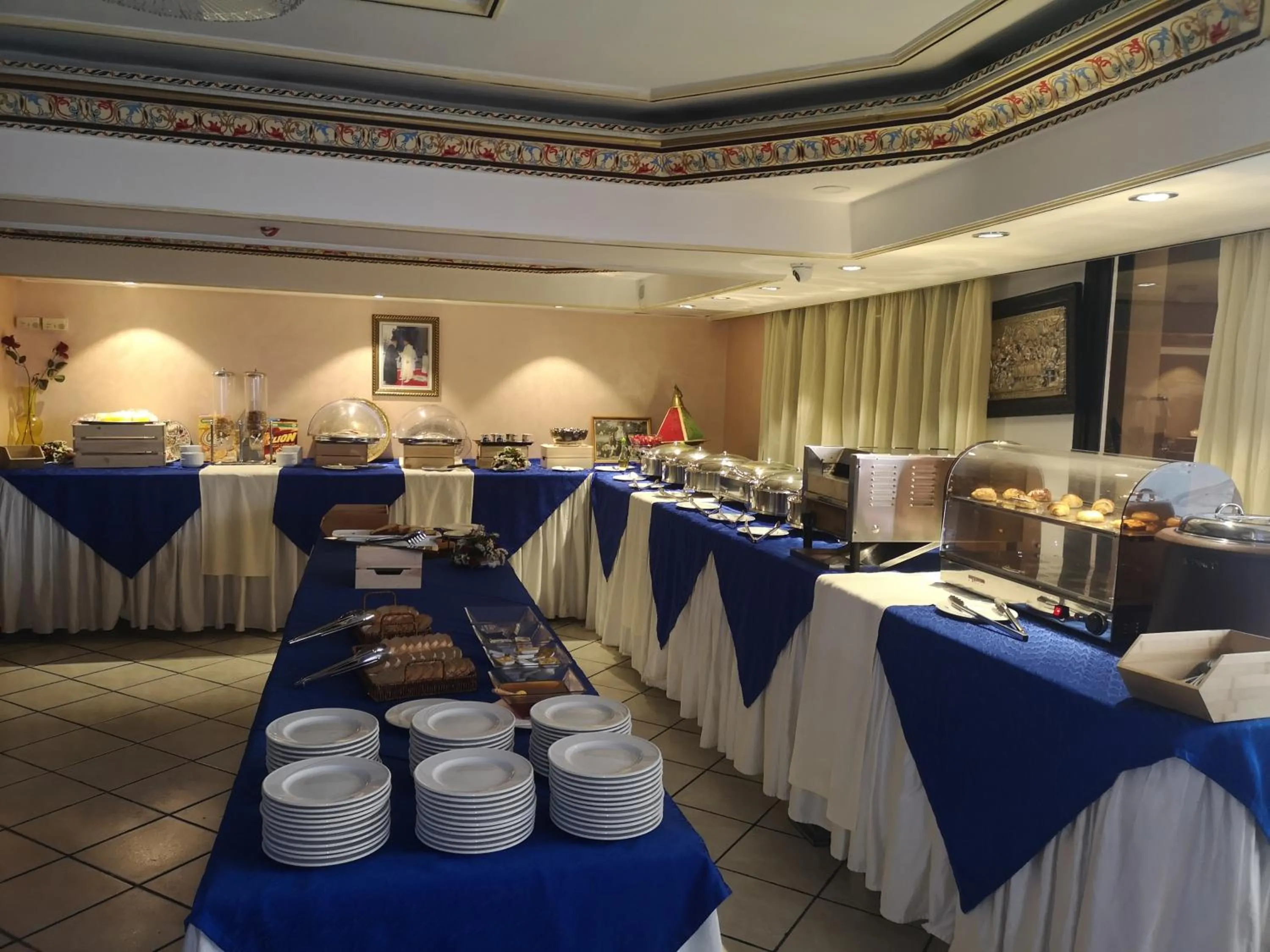 Restaurant/places to eat in Majliss Hotel Downtown