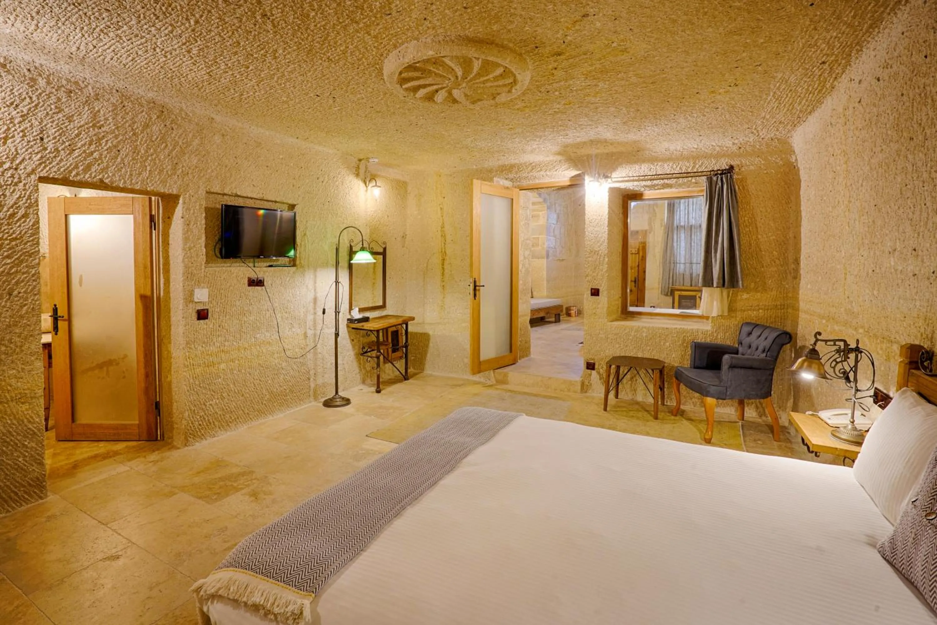 Photo of the whole room, Bed in Design Cave Hotel