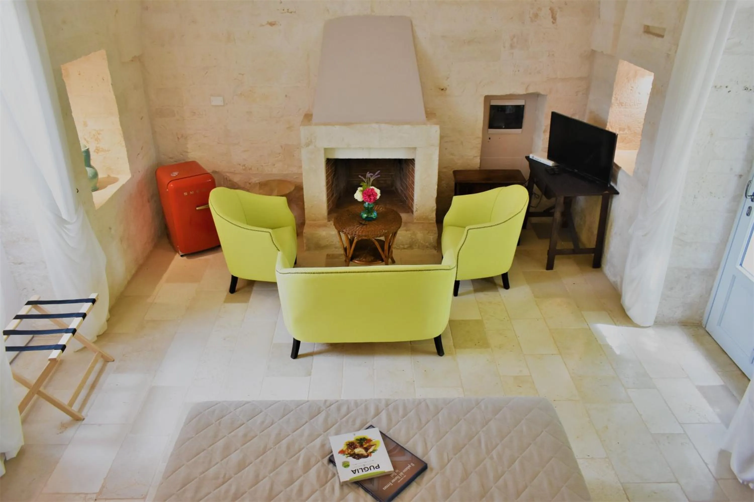 Photo of the whole room in Masseria Grofoleo