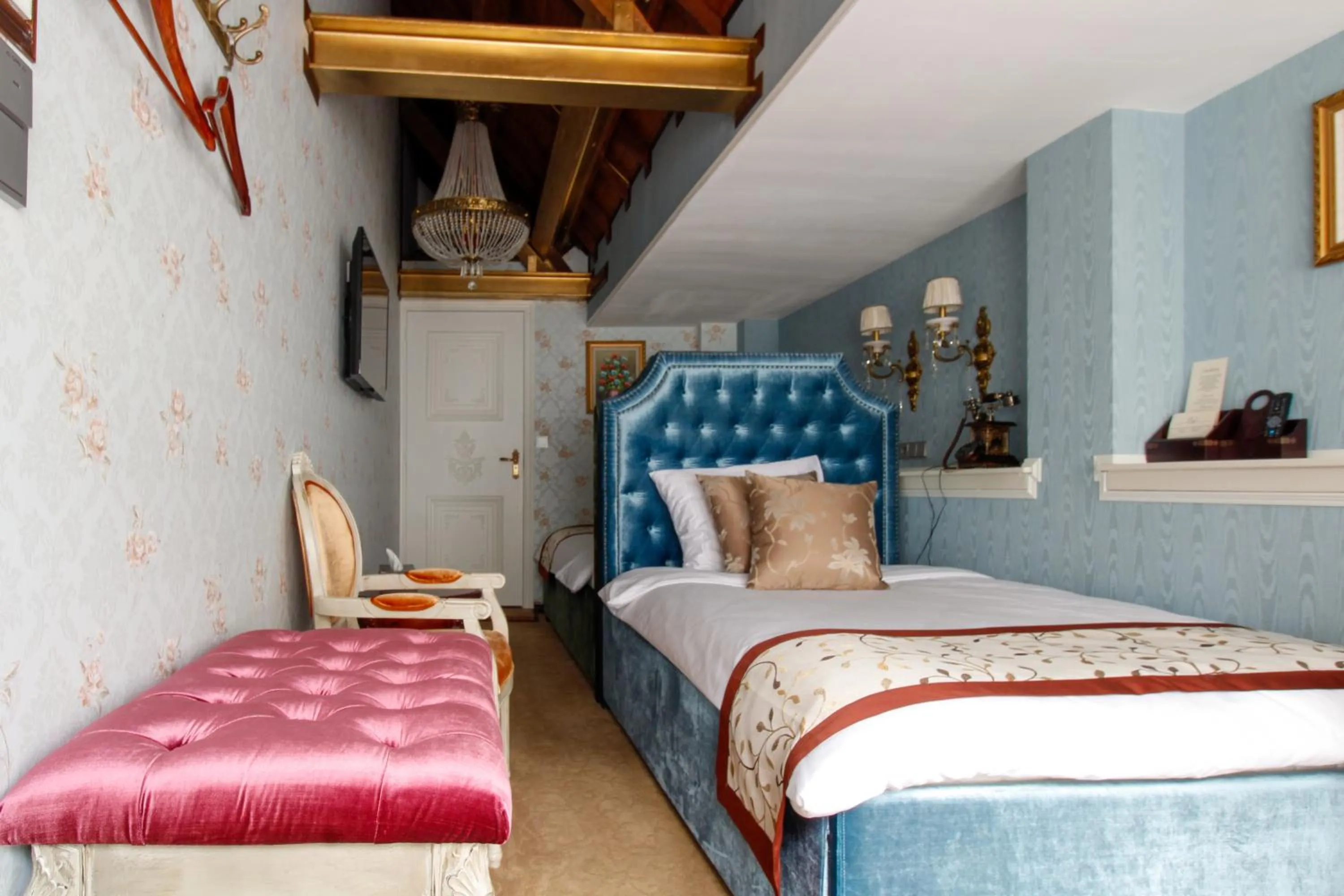 Seating area, Bed in Hotel The Stamp