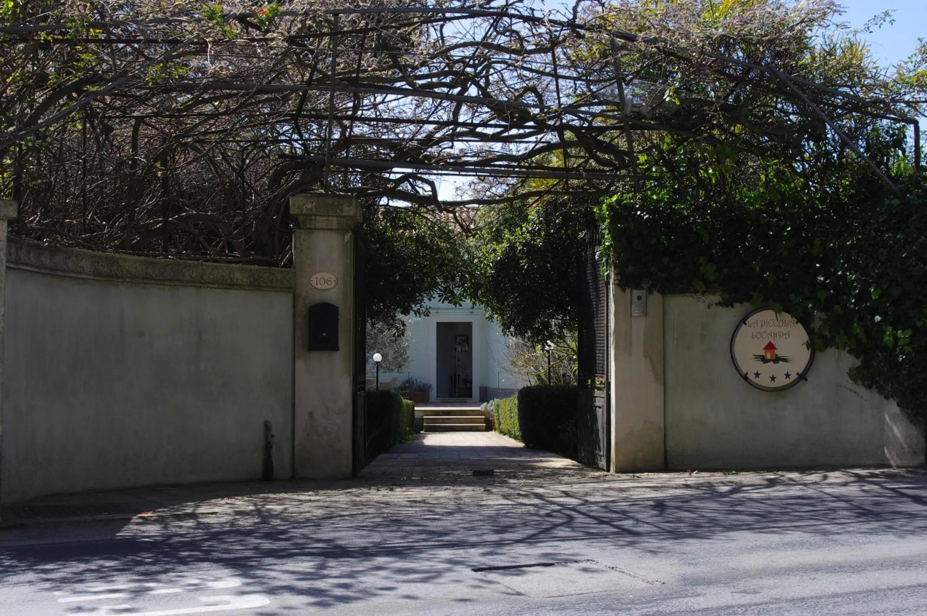 Facade/entrance in La Piccola Locanda