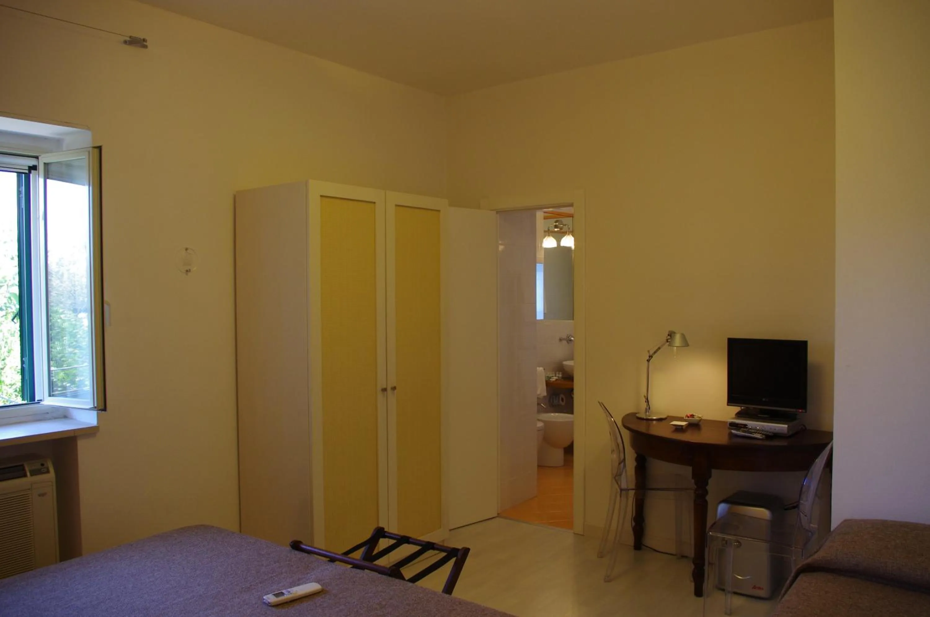 Shower, Bed in La Piccola Locanda