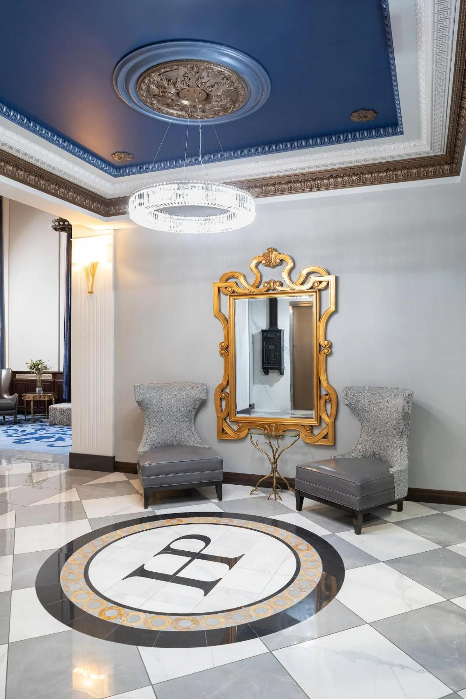 Communal lounge/ TV room in Hotel On Phillips