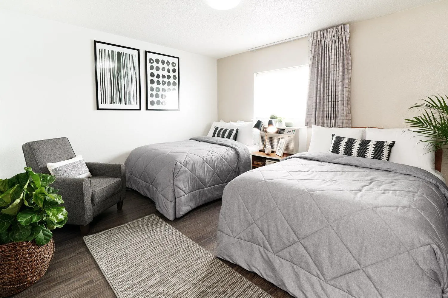 Bed in InTown Suites Extended Stay Hattiesburg