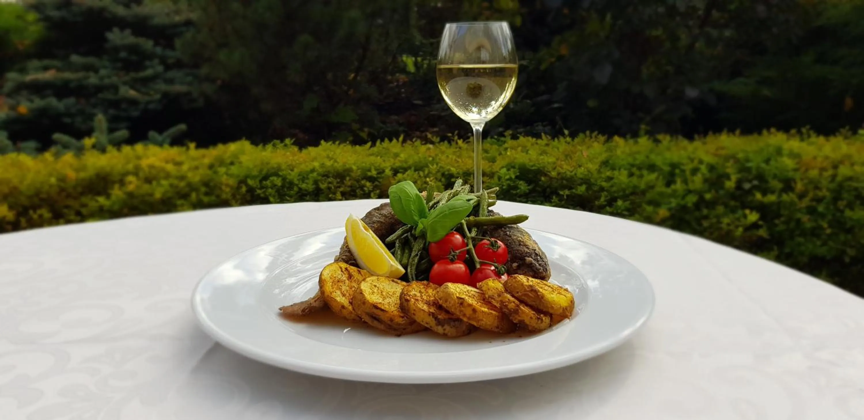 Lunch in Hotel Sahara