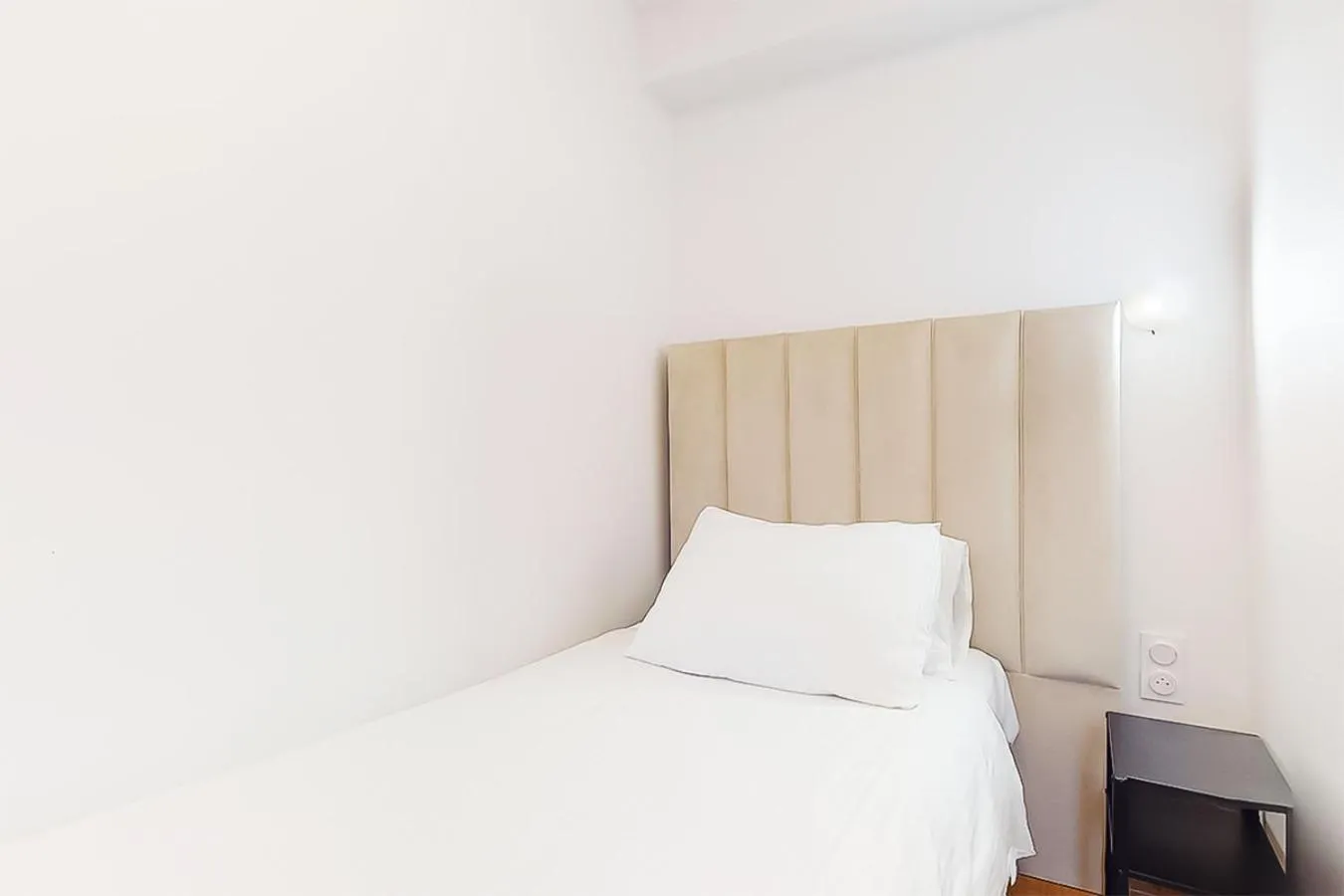 Bed in Hôtel de Ménilmontant