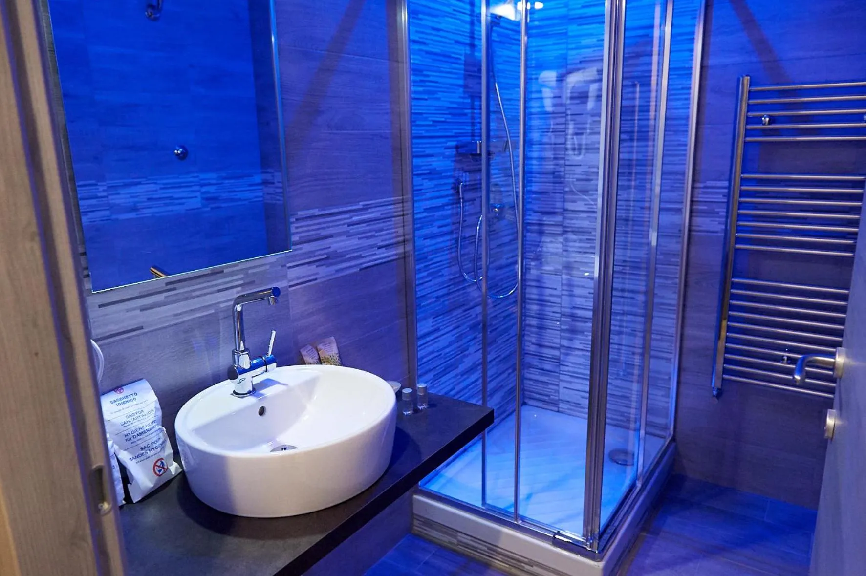 Shower in Napoli Regina