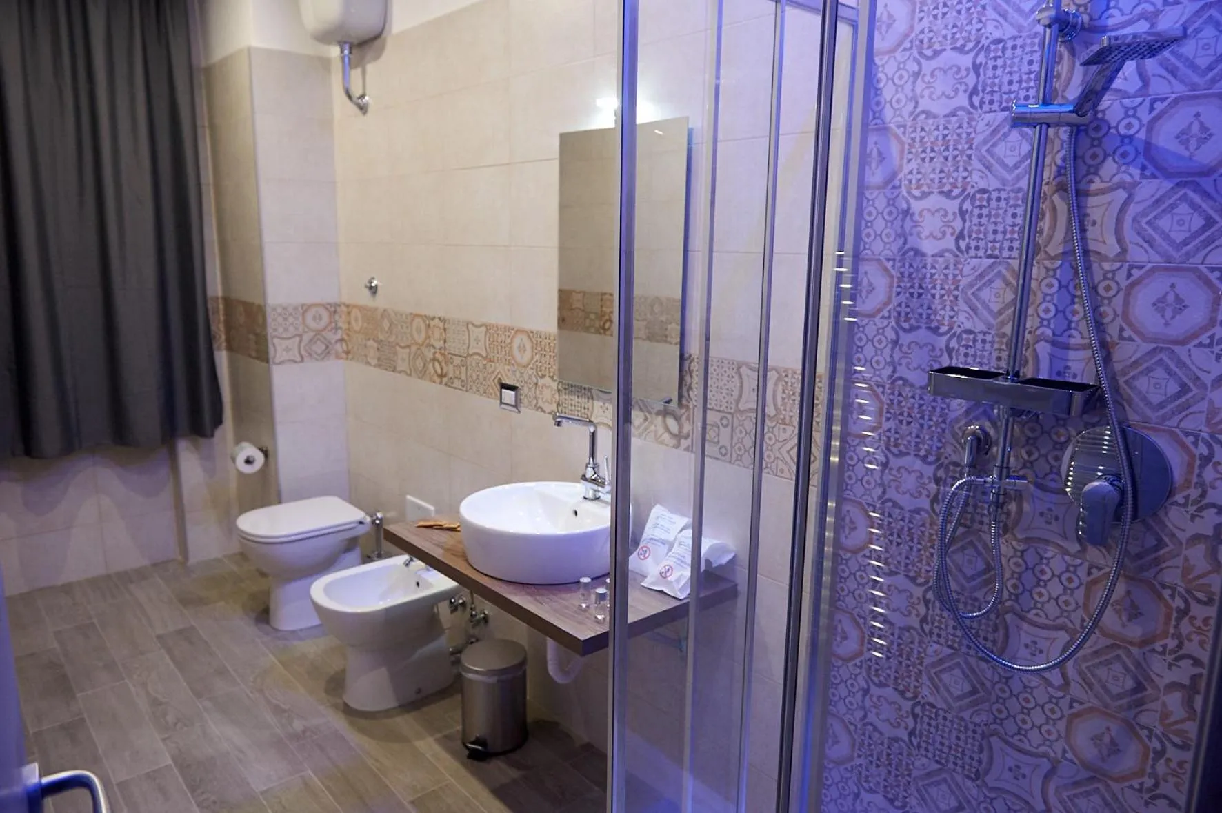 Shower in Napoli Regina