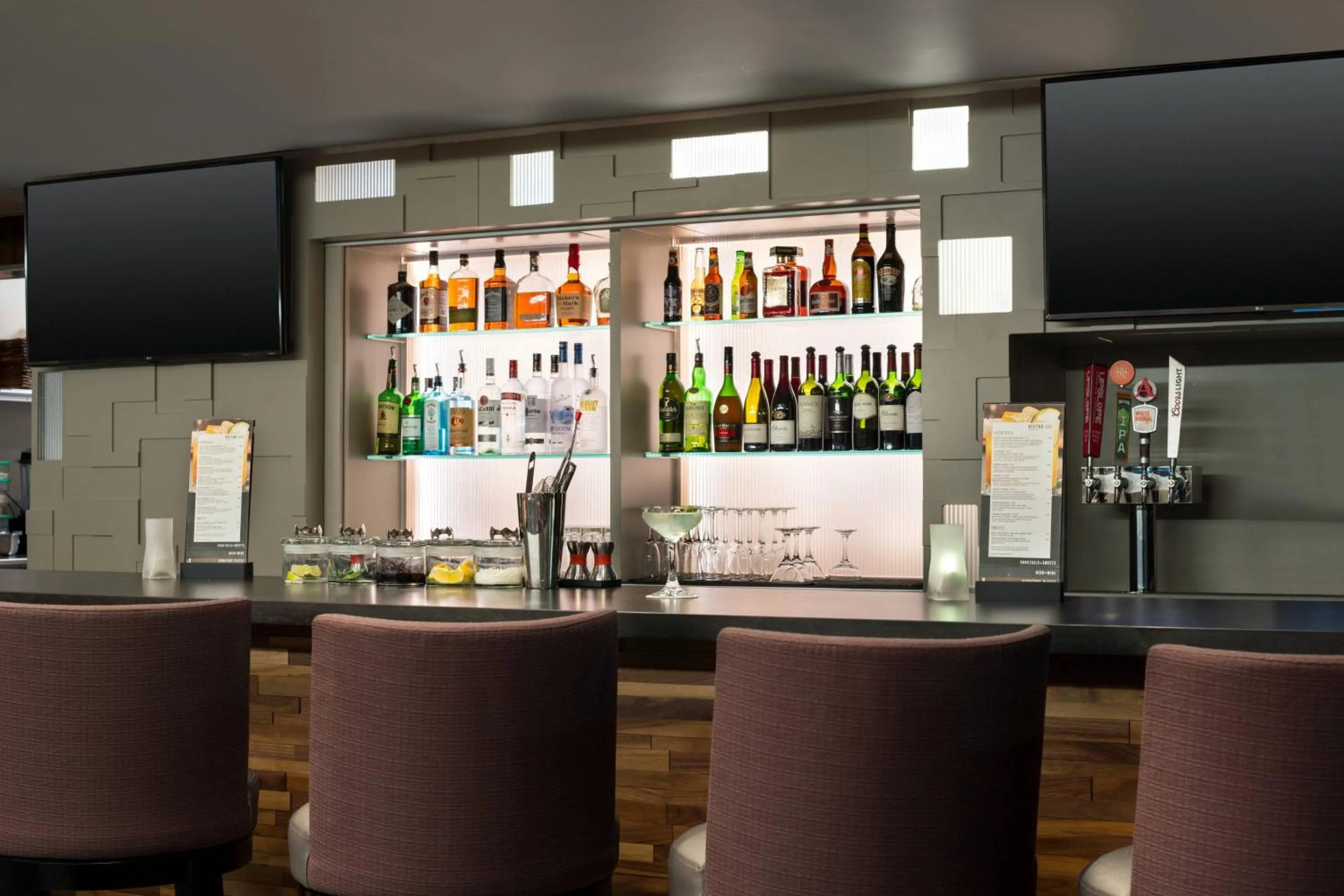 Lounge or bar in Courtyard Denver Airport at Gateway Park