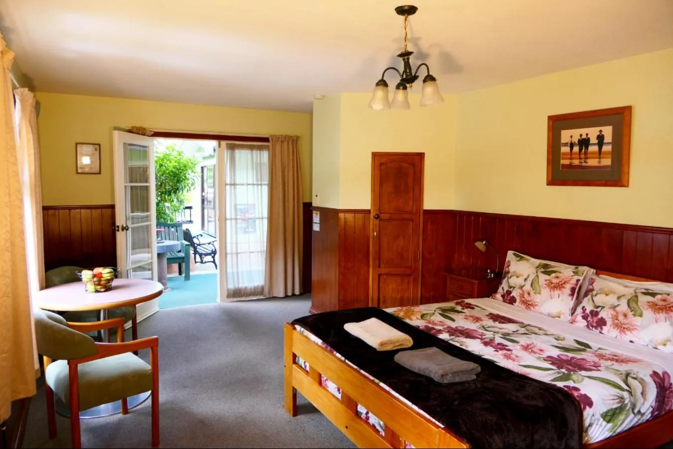 Balcony/Terrace, Bed in Queenstown Holiday Park Creeksyde