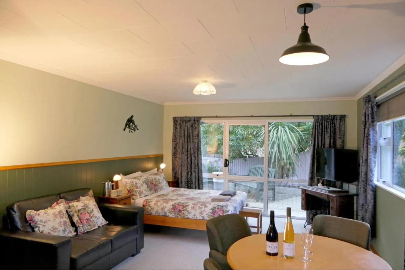 Patio, Bed in Queenstown Holiday Park Creeksyde