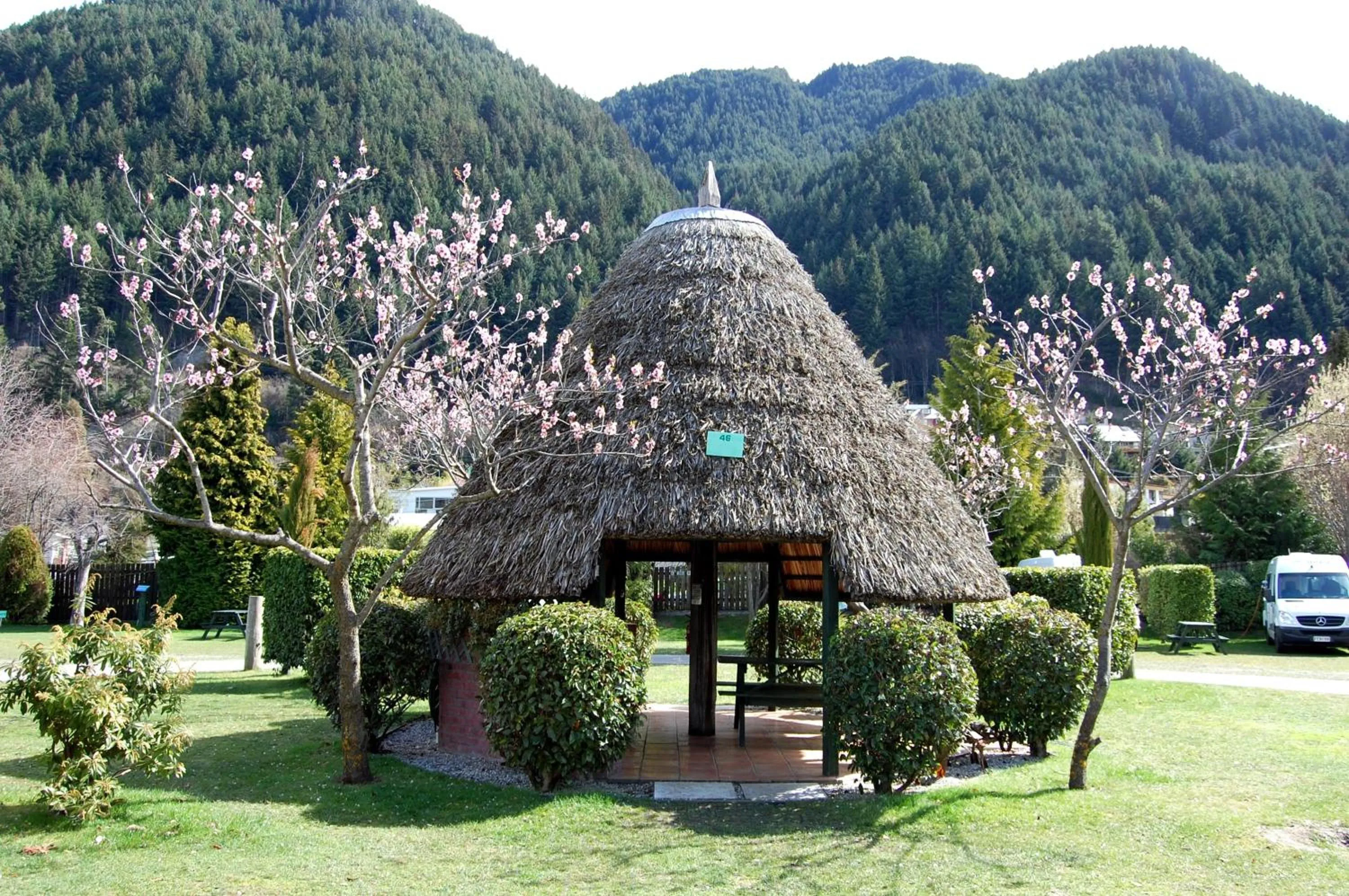 BBQ facilities in Queenstown Holiday Park Creeksyde