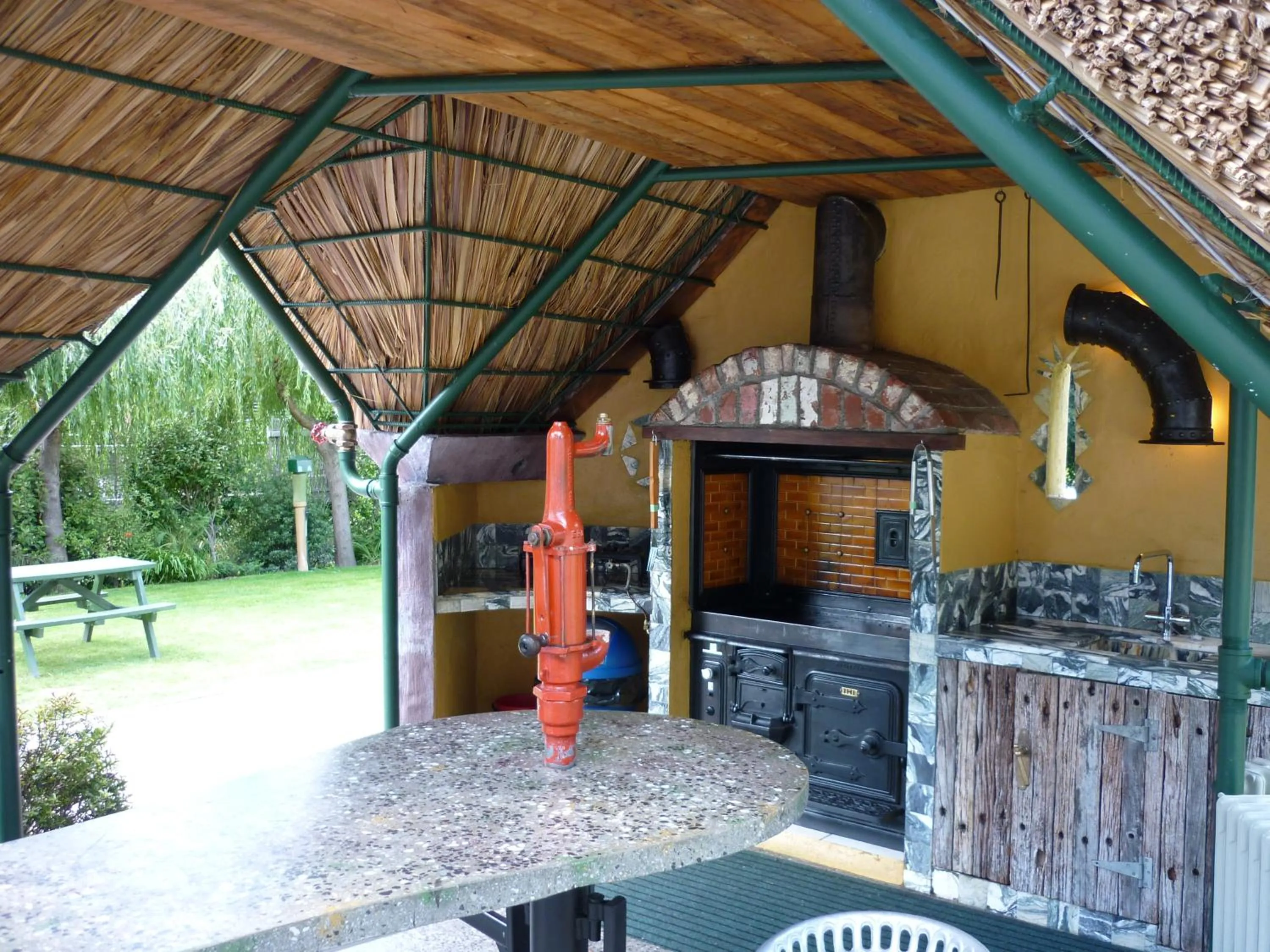 BBQ facilities in Queenstown Holiday Park Creeksyde