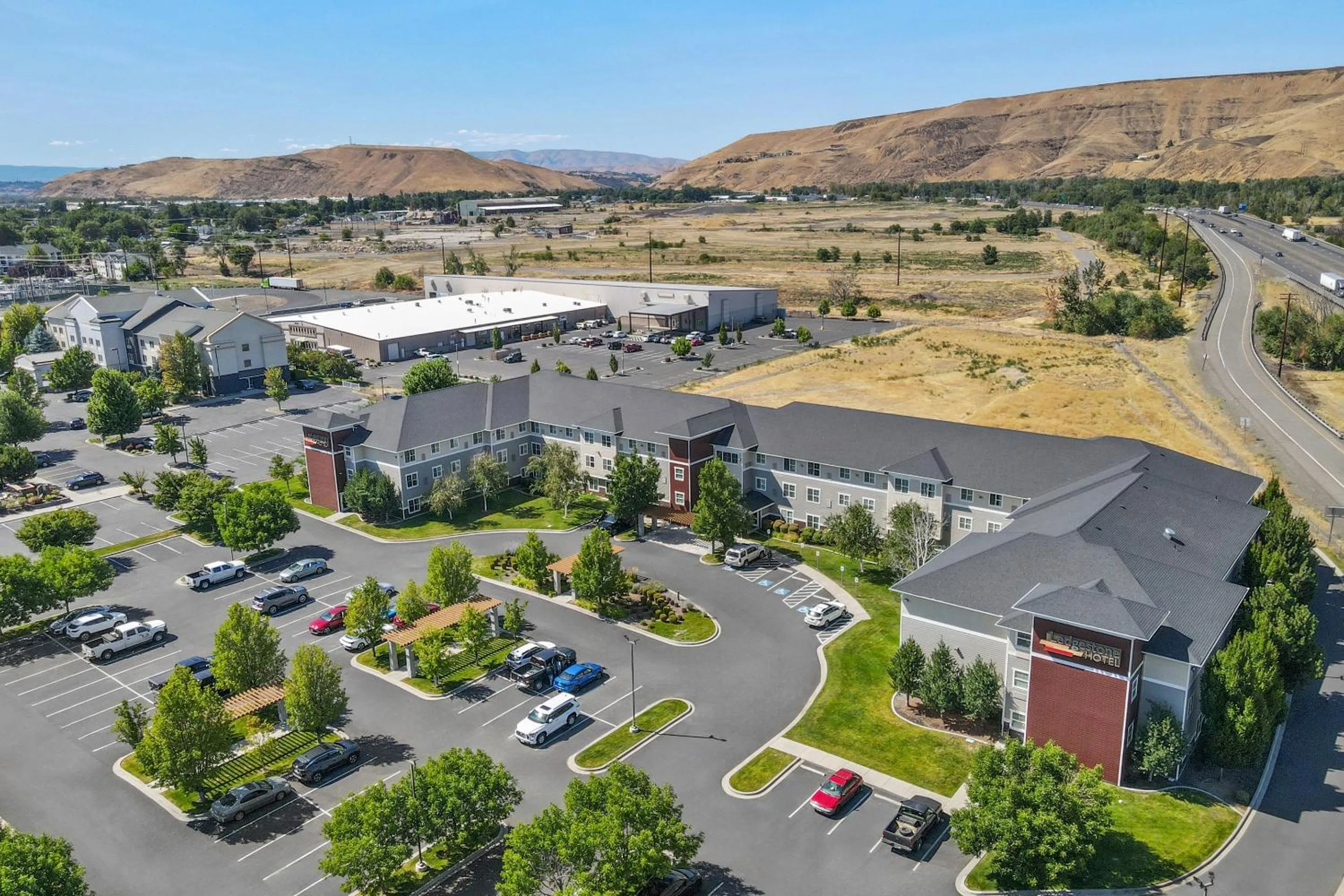 Property building in Ledgestone Suites Hotel Yakima