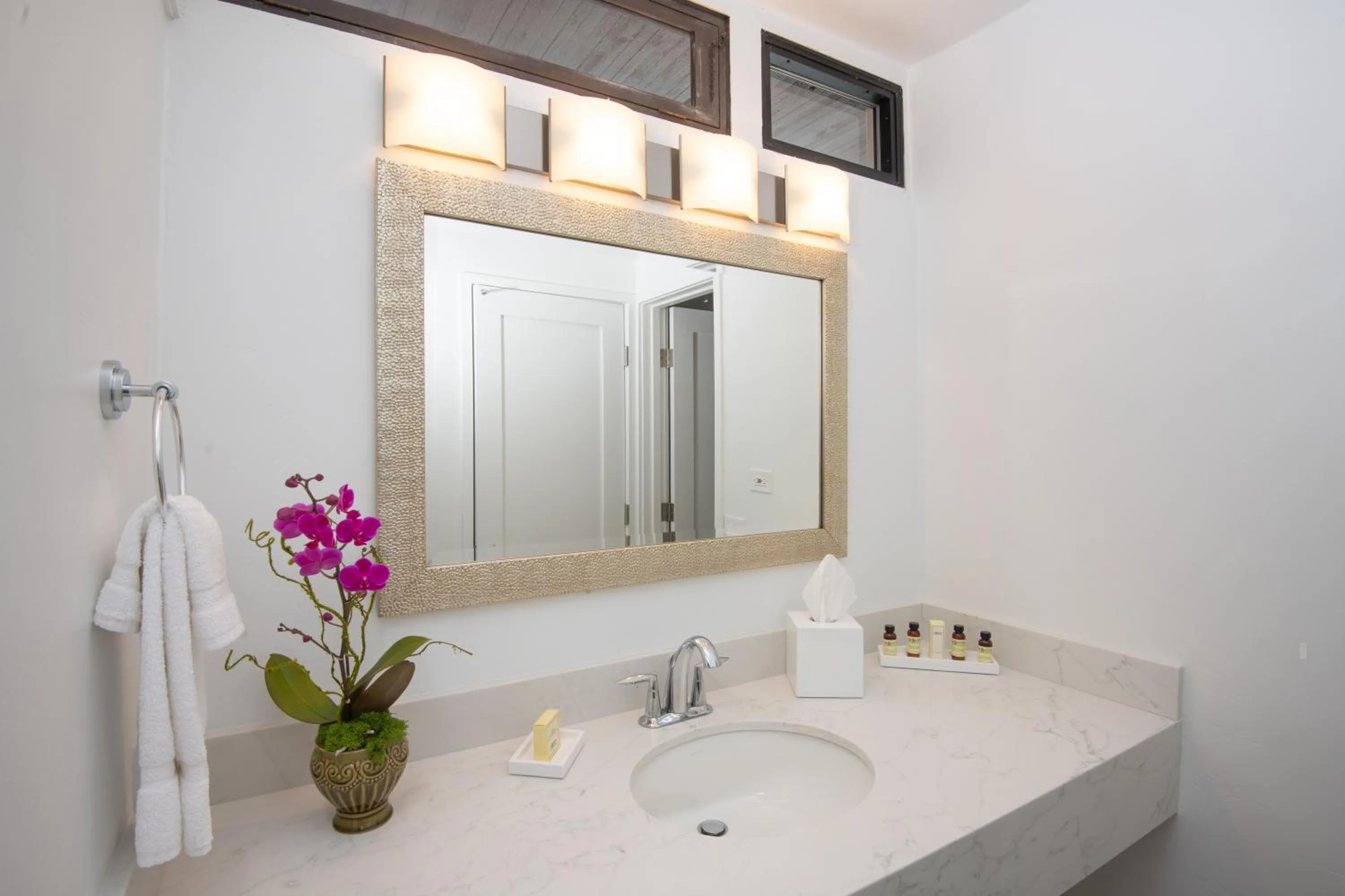 Bathroom in La Jolla Shores Hotel