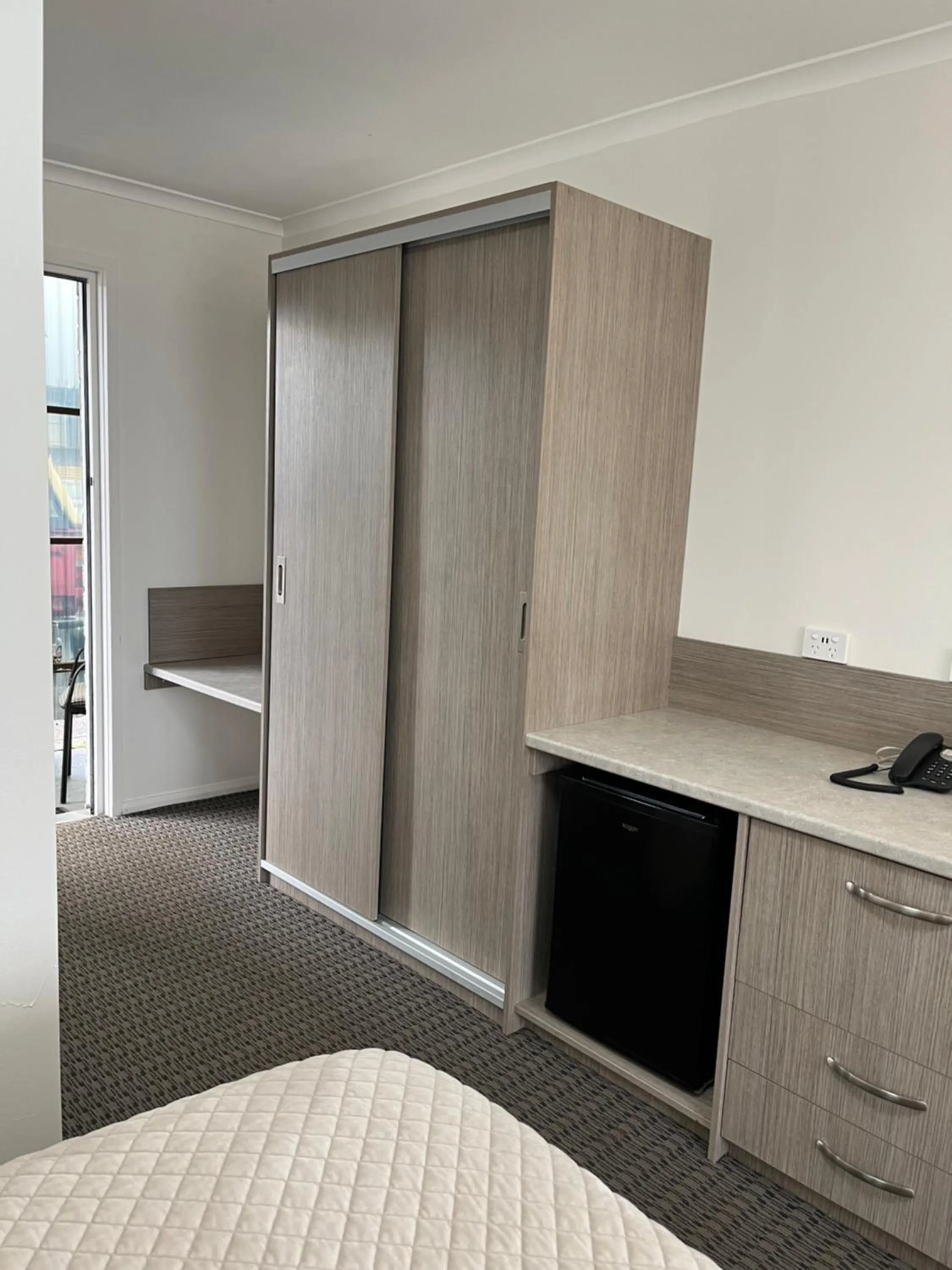 Bed in Heemskirk Motor Hotel