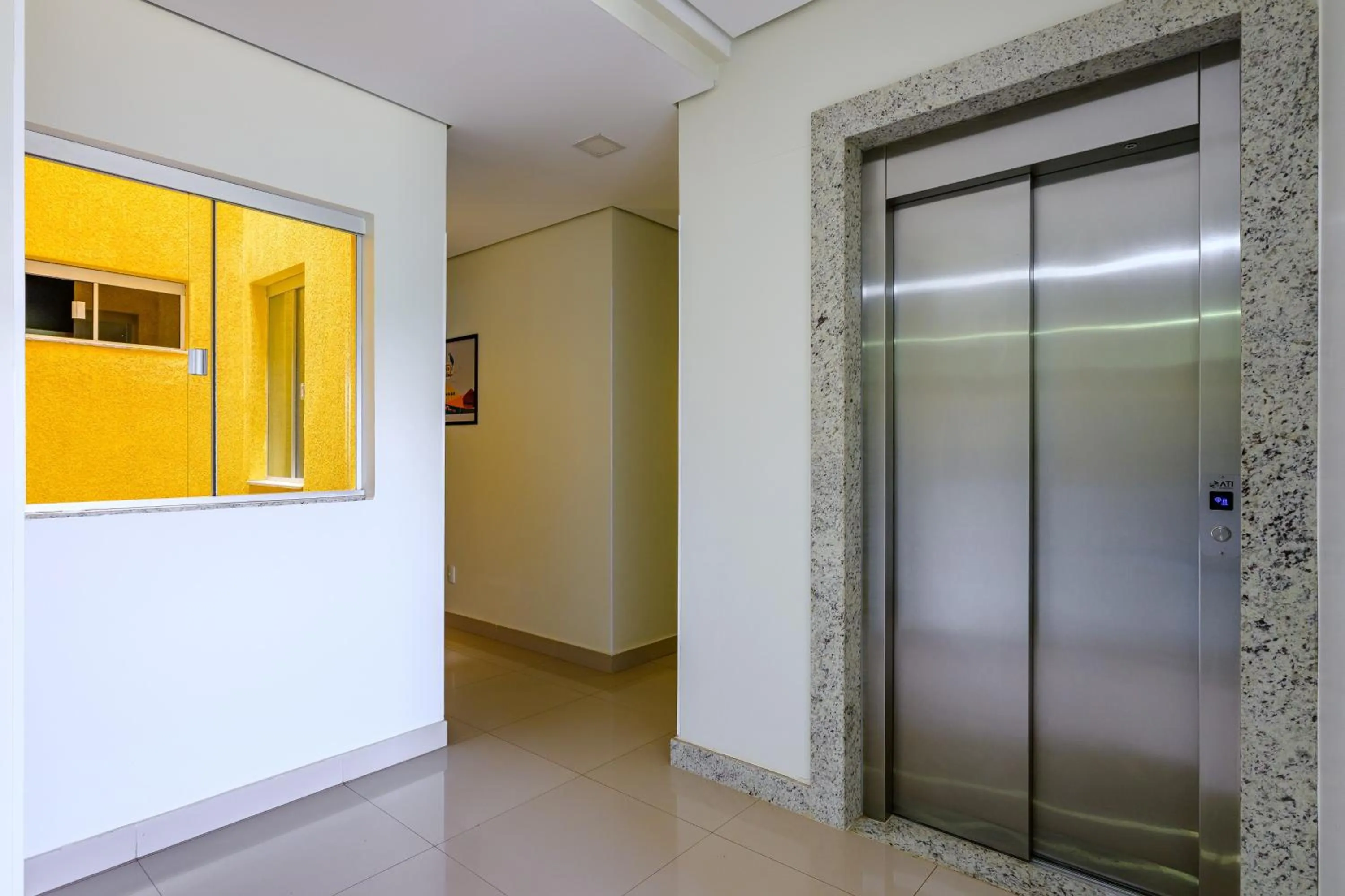 elevator in OYO Tropical Confort Hotel, Brasilia