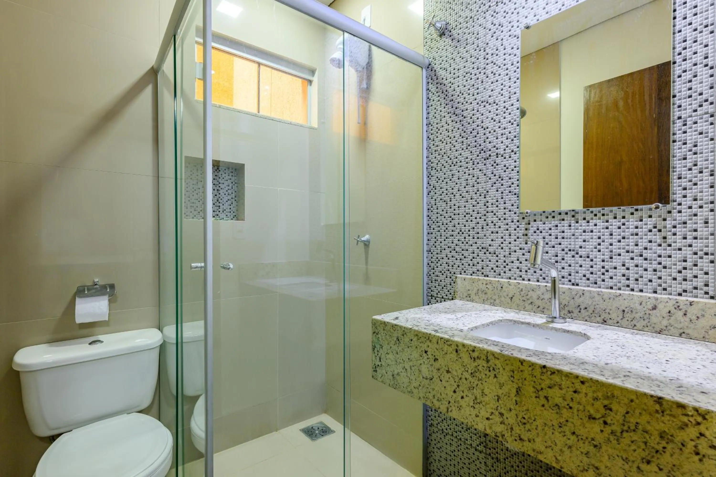 Bathroom in OYO Tropical Confort Hotel, Brasilia