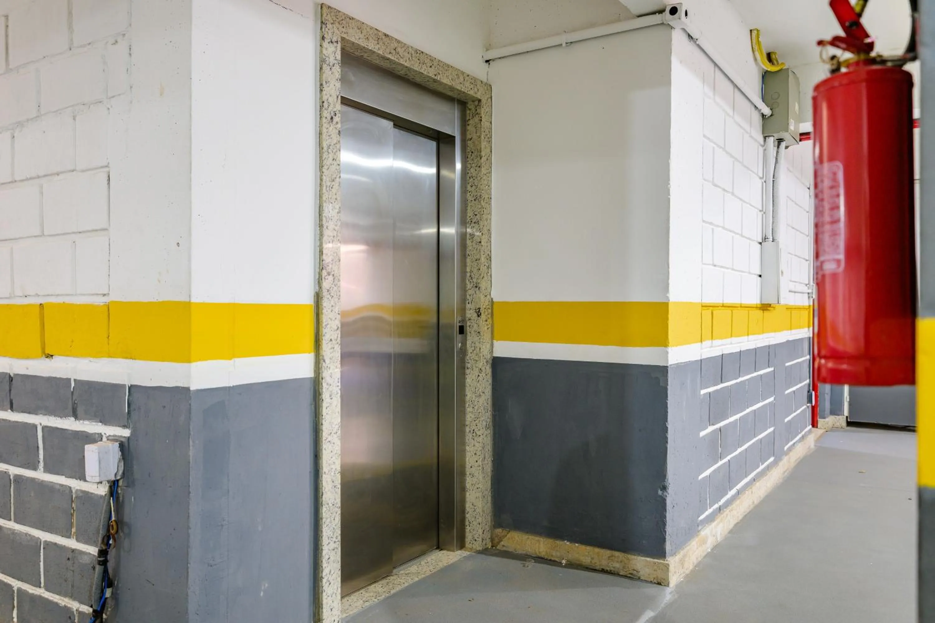 elevator in OYO Tropical Confort Hotel, Brasilia