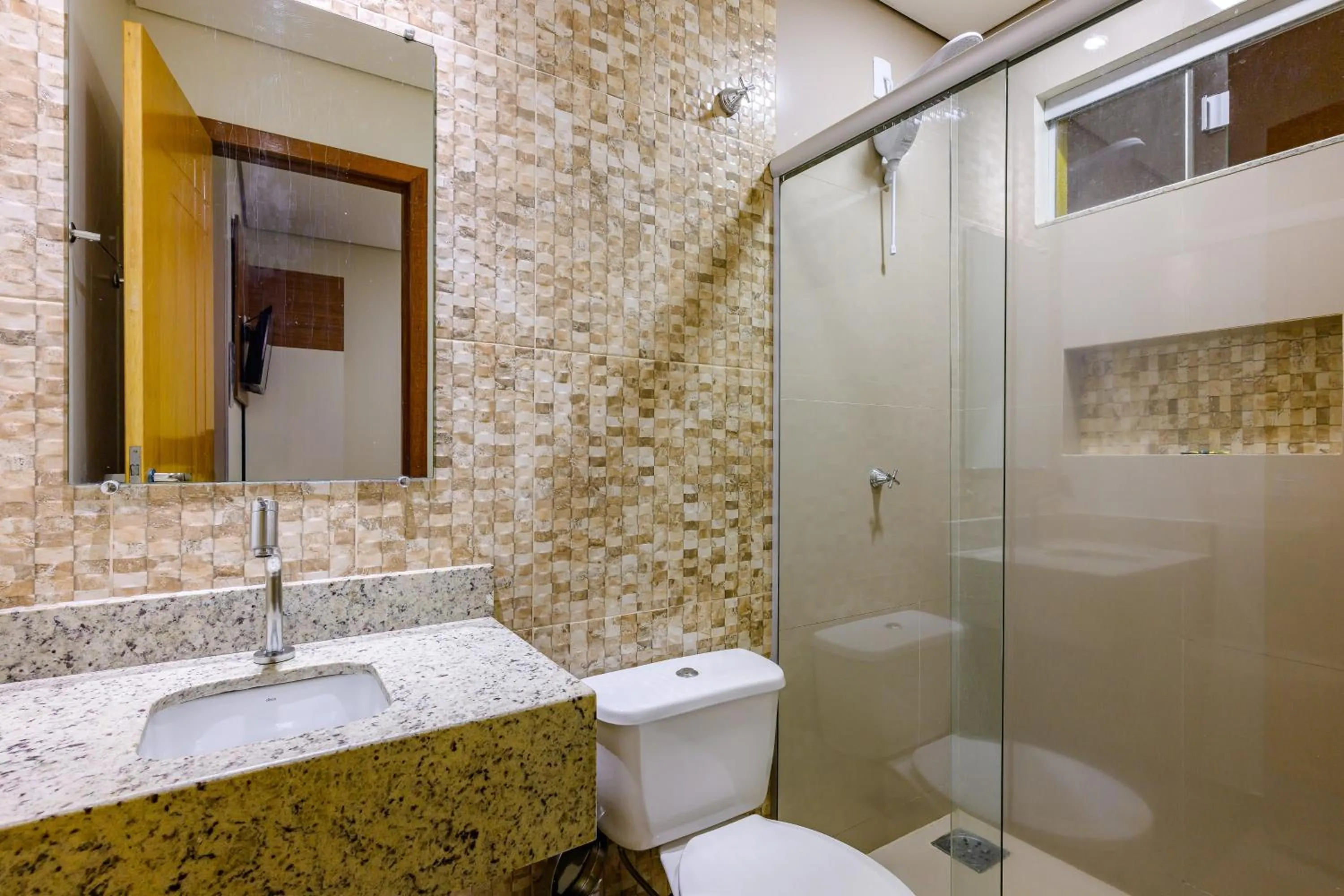 Bathroom in OYO Tropical Confort Hotel, Brasilia