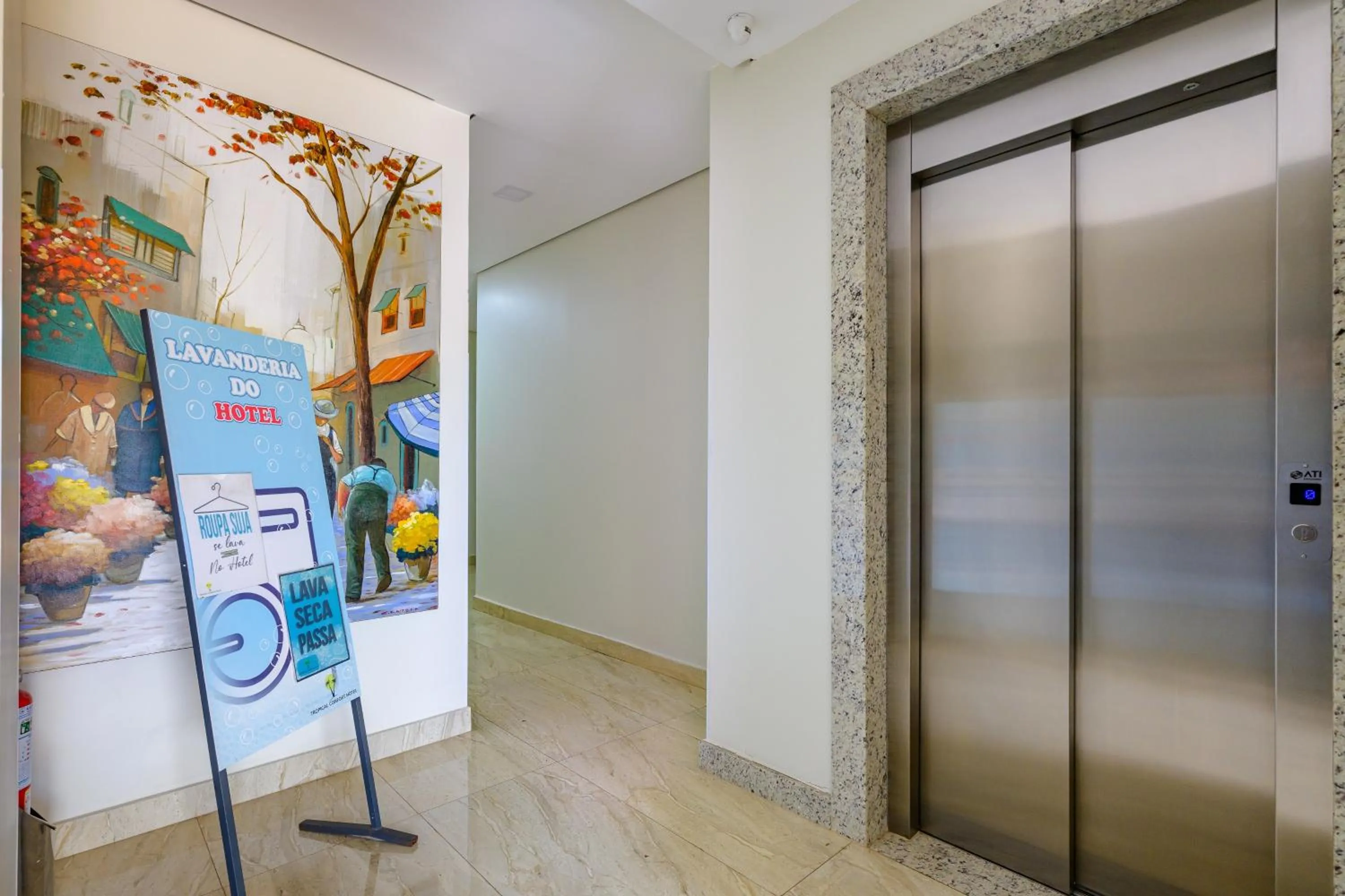 elevator in OYO Tropical Confort Hotel, Brasilia