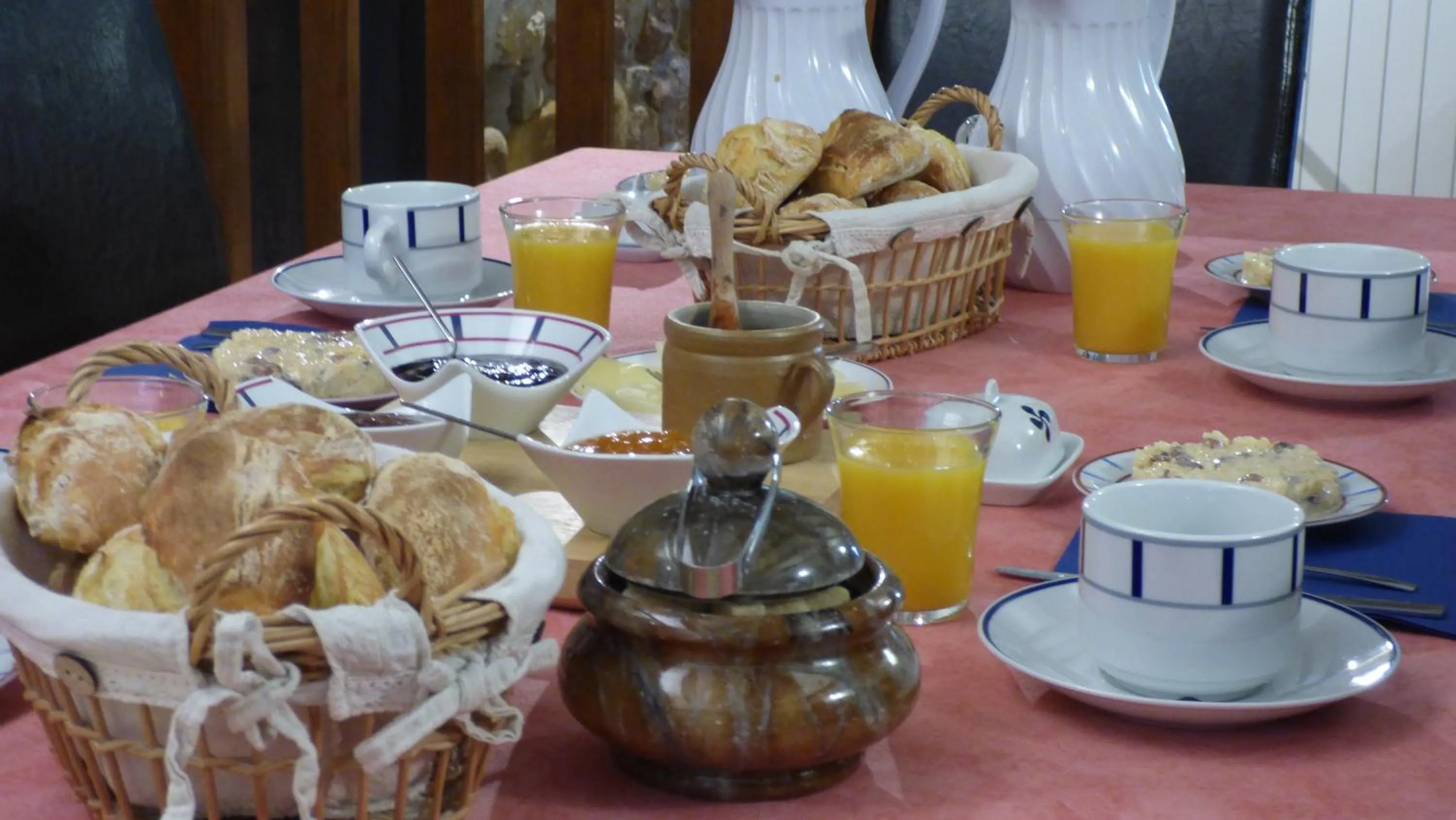 Continental breakfast in Maison d'hôtes de charme ttakoinenborda