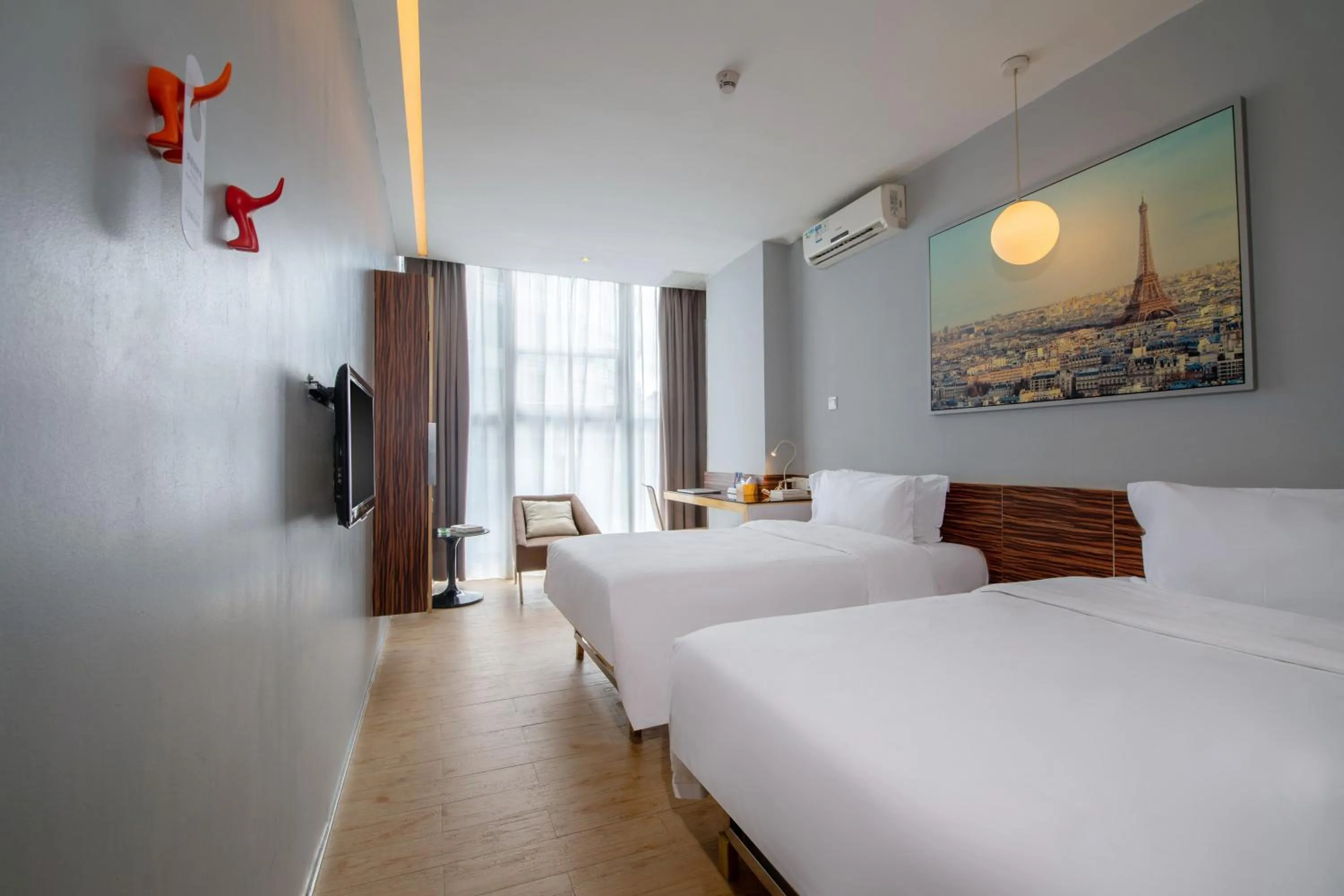 Photo of the whole room, Bed in Shenzhen Dongmen Colour Hotel