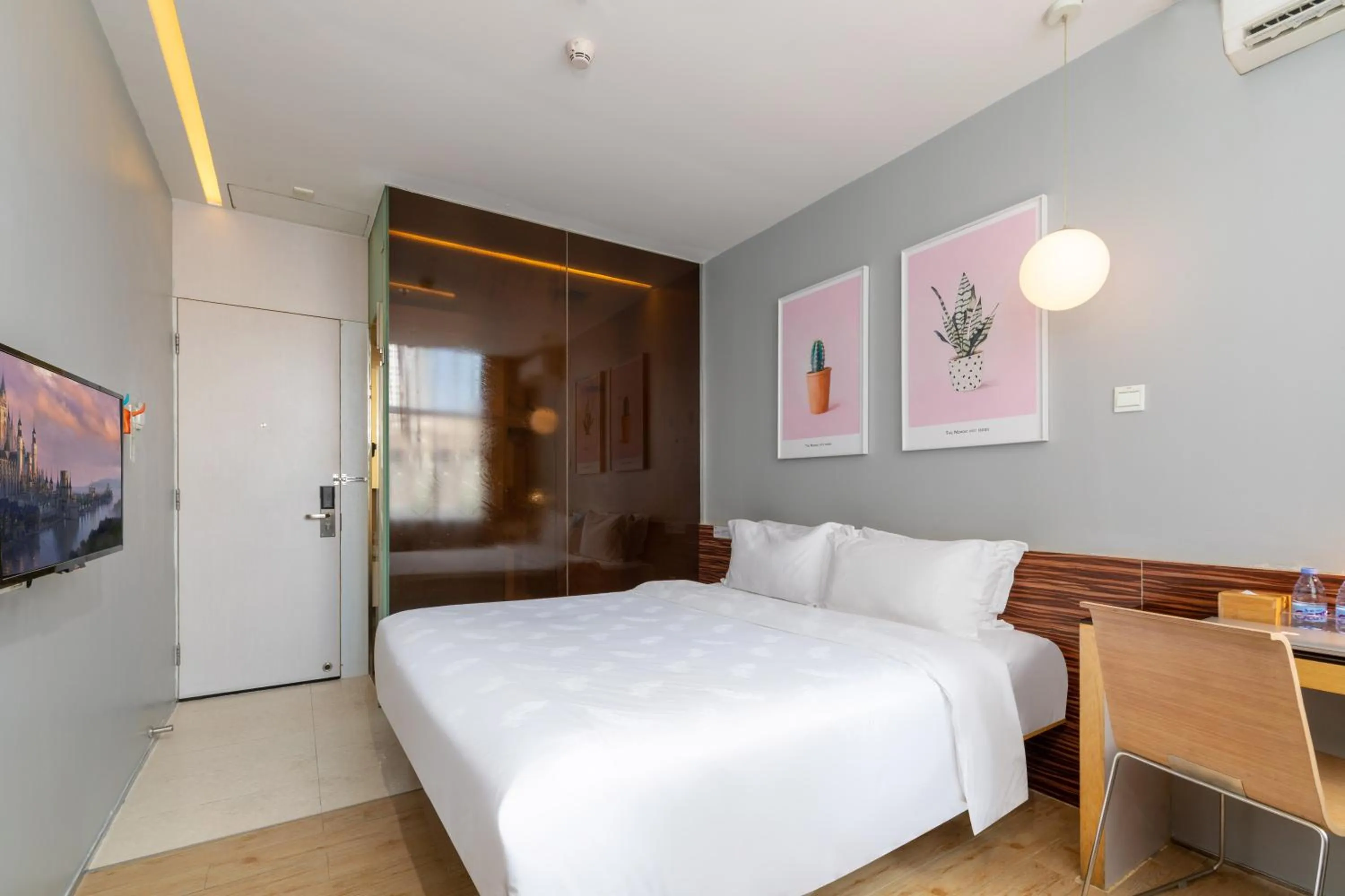 Photo of the whole room, Bed in Shenzhen Dongmen Colour Hotel