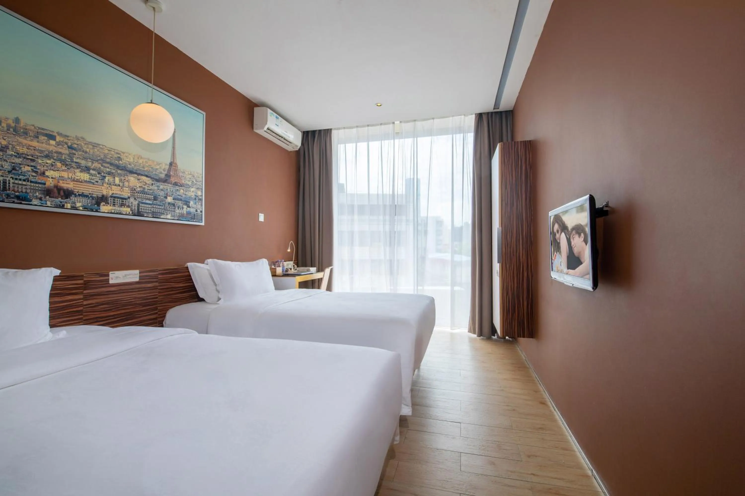 Photo of the whole room, Bed in Shenzhen Dongmen Colour Hotel