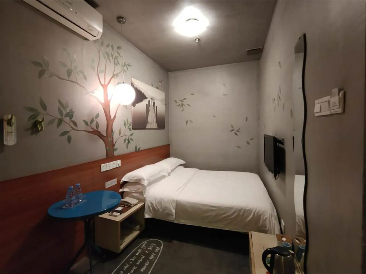 Photo of the whole room, Bed in Shenzhen Dongmen Colour Hotel