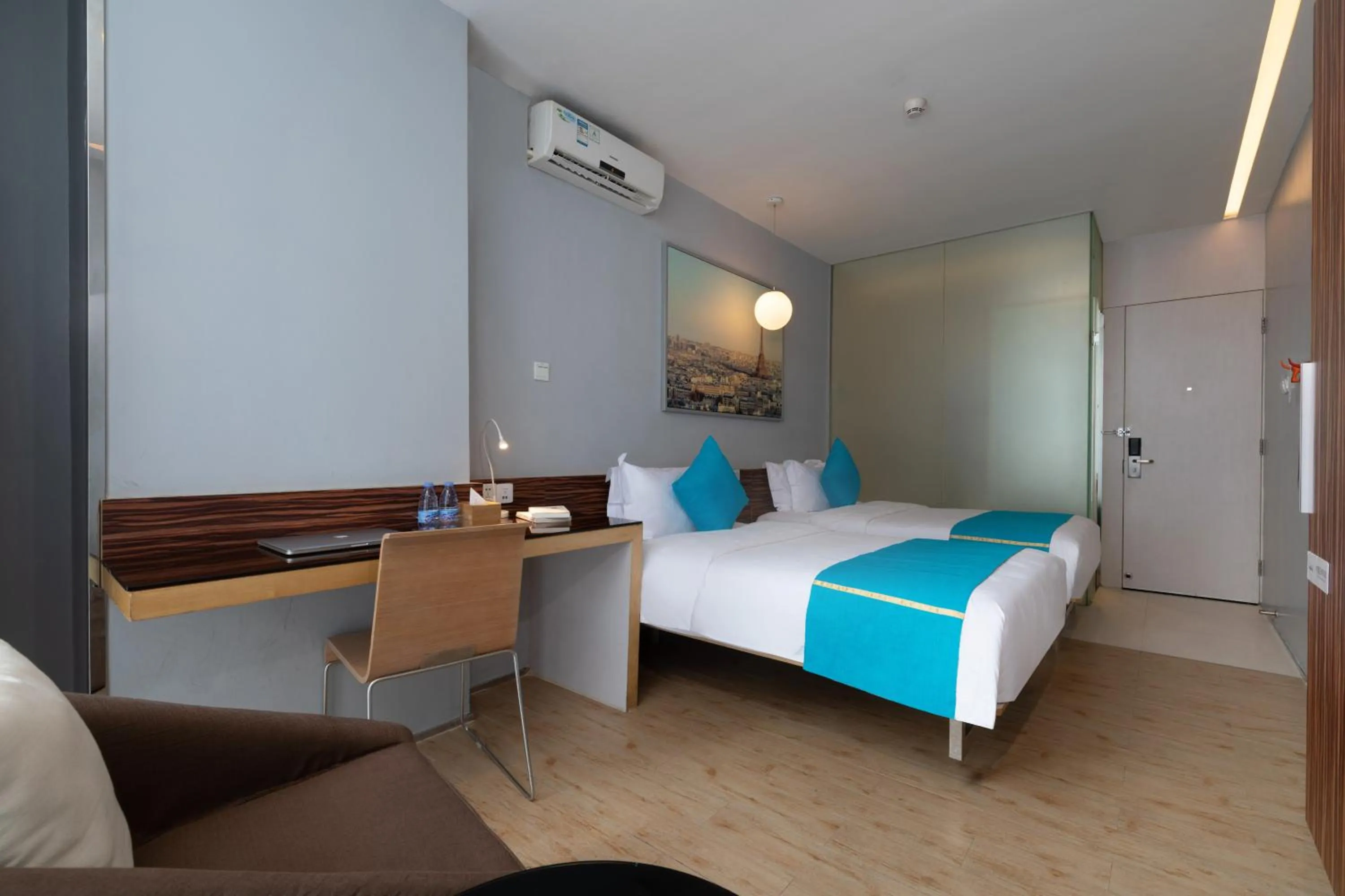 Photo of the whole room, Bed in Shenzhen Dongmen Colour Hotel