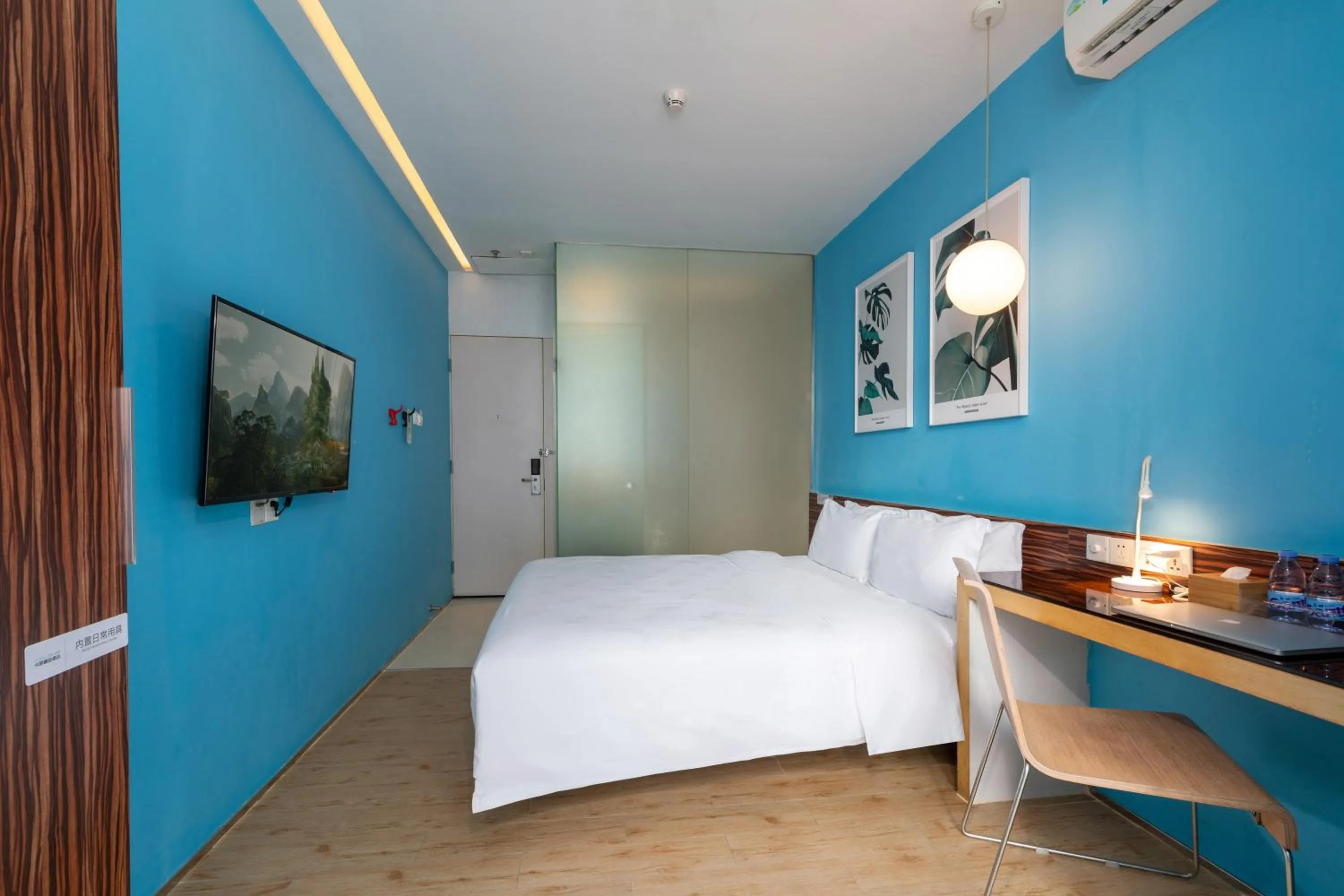 Bed in Shenzhen Dongmen Colour Hotel