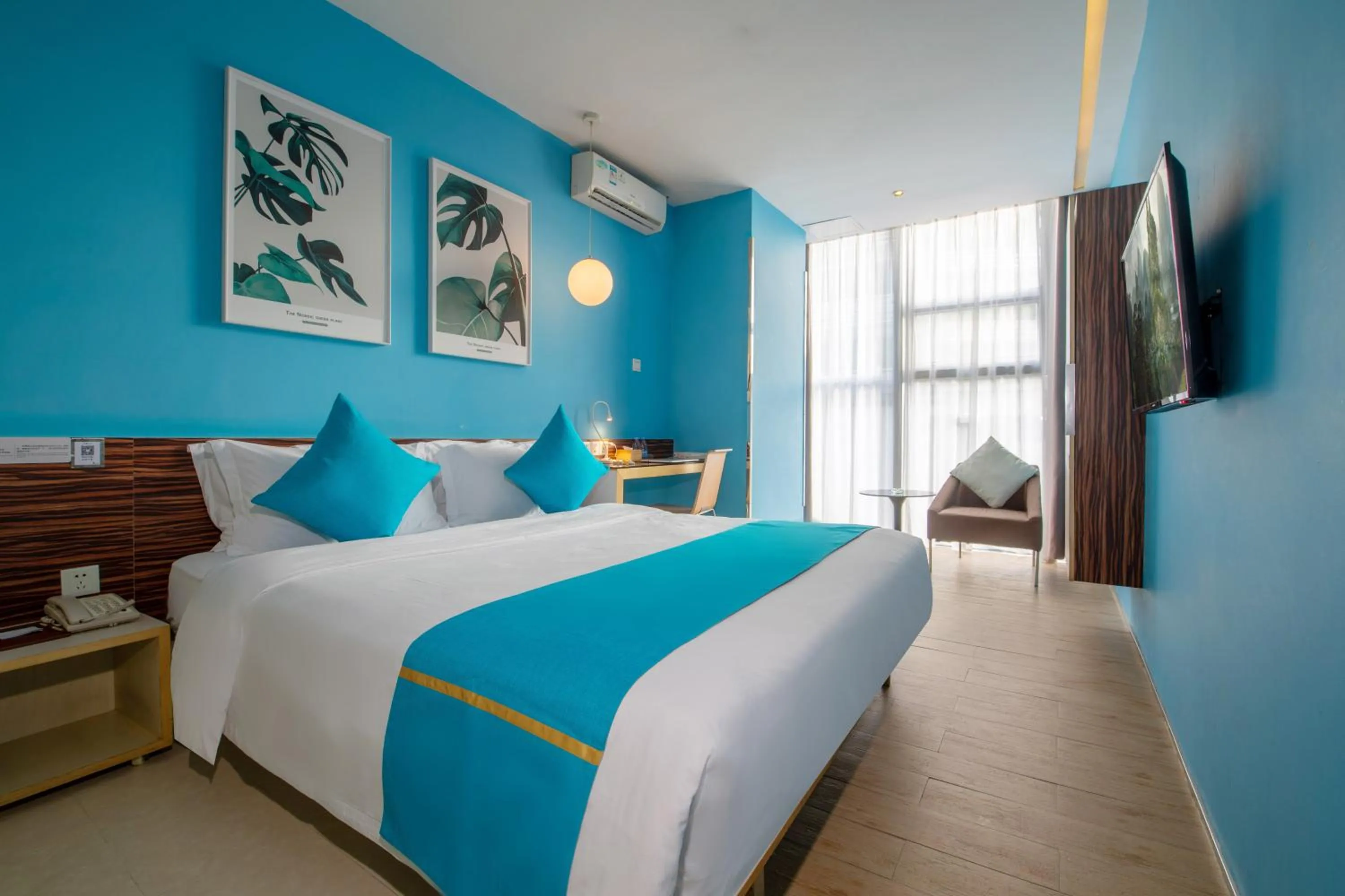 Photo of the whole room, Bed in Shenzhen Dongmen Colour Hotel