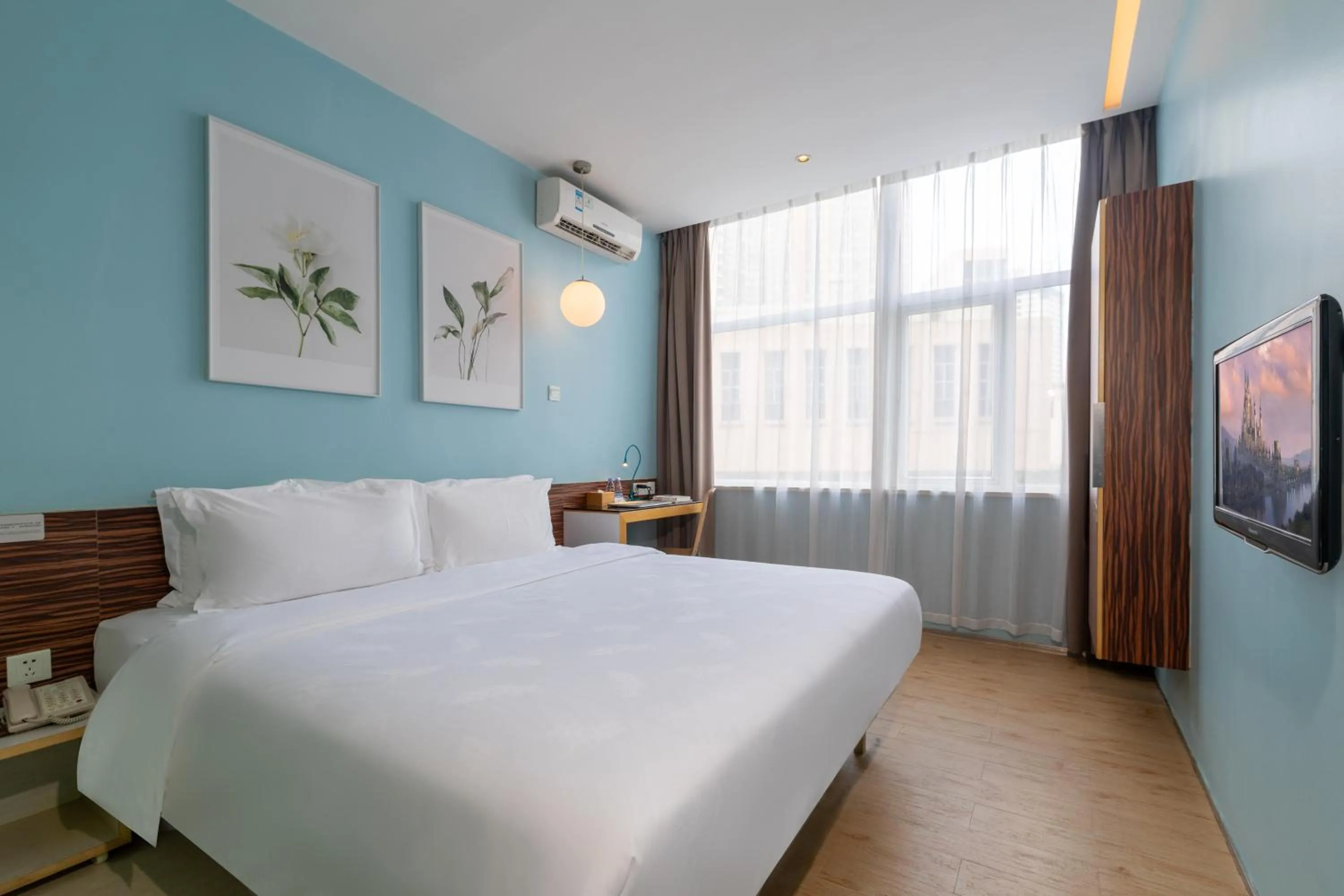 Photo of the whole room, Bed in Shenzhen Dongmen Colour Hotel