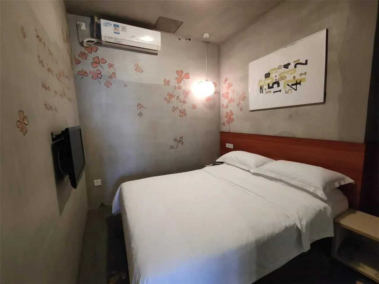 Photo of the whole room, Bed in Shenzhen Dongmen Colour Hotel